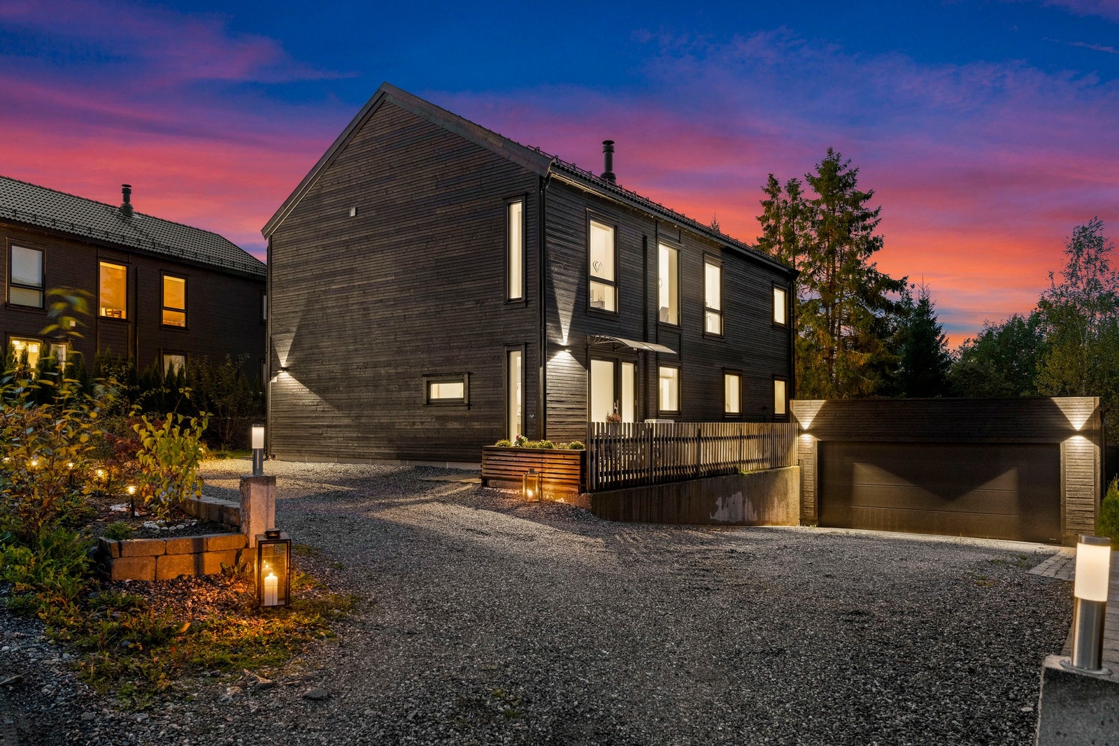 Nyere og moderne enebolig fra 2021 med flotte uteområder, dobbelgarasje m/ elbillader og gode og solide leieinntekter Galleribilde