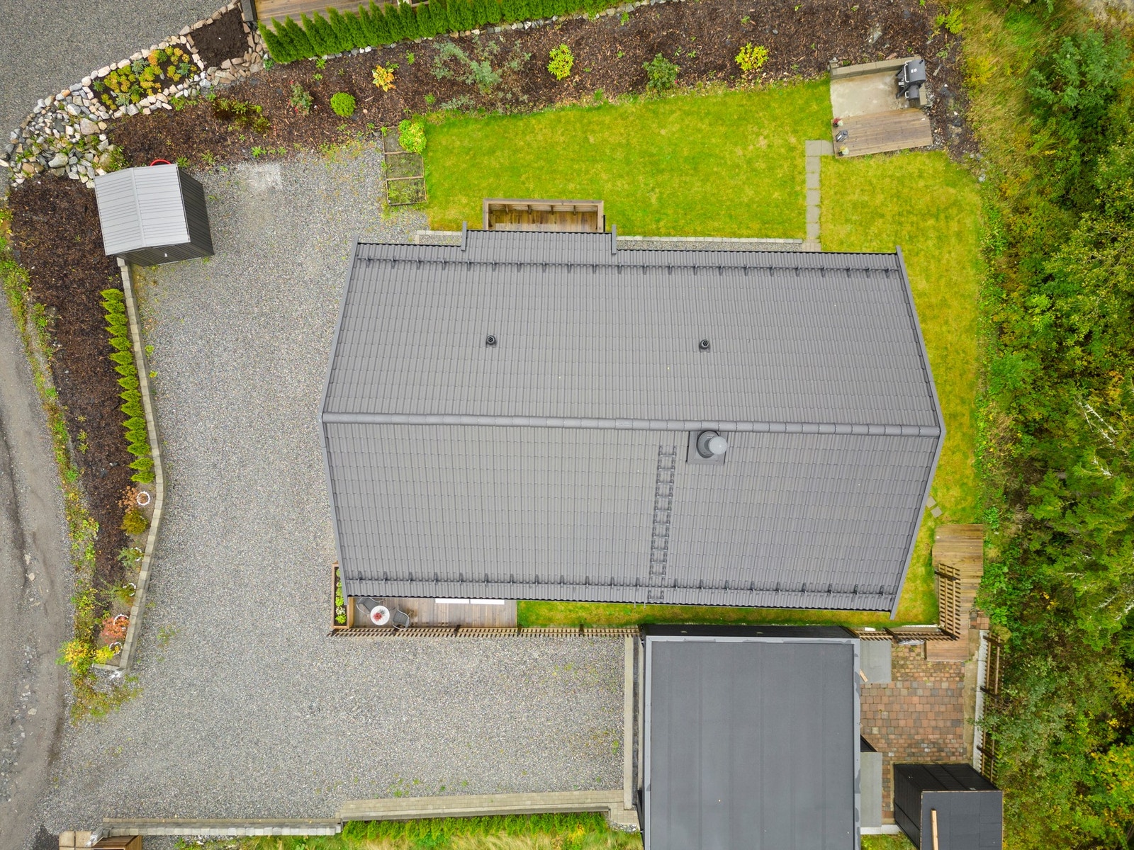 Her får du et uterom som er lett å trives i - uansett om du ønsker en frodig hage, enkel beplantning eller plass til barnas aktiviteter. Gode solforhold gjennom store deler av dagen gjør uteområdene til en naturlig forlengelse av boligens oppholdsrom. Galleribilde