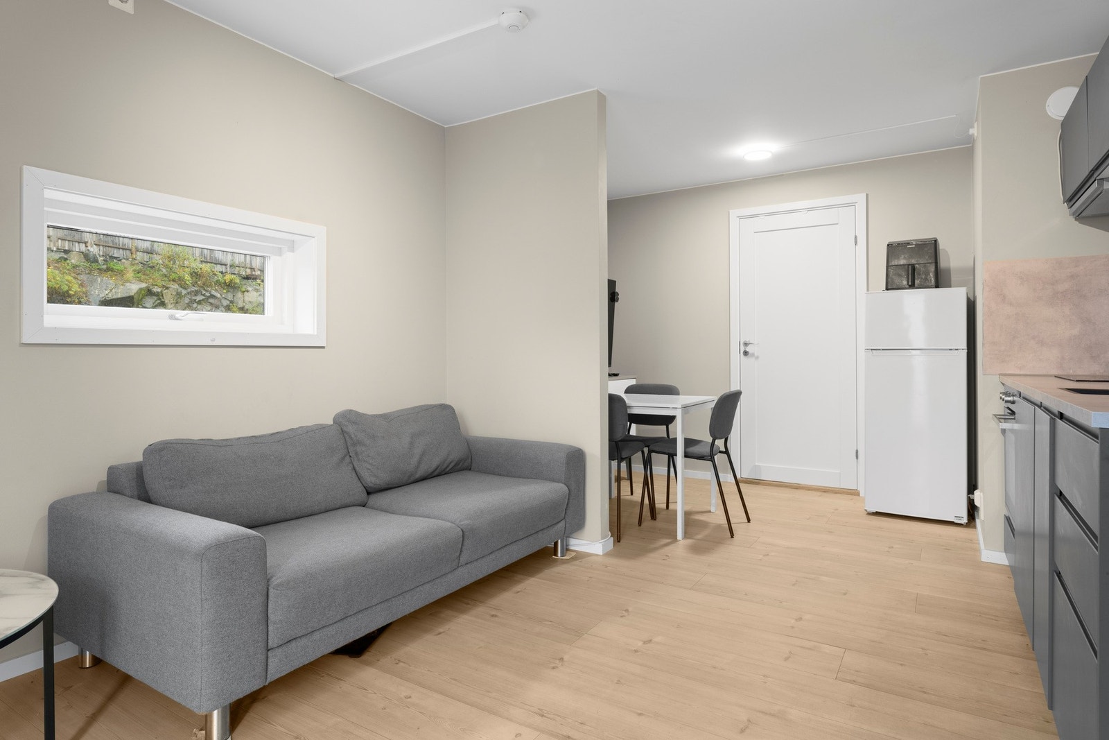 Hyblen er lyst og tiltalende innredet, med åpen stue- og kjøkkenløsning, soverom, bad, og egen entré. Løsningen gir både privatliv og fleksibilitet, samtidig som den er sømløst integrert i boligens helhetlige utforming. Galleribilde