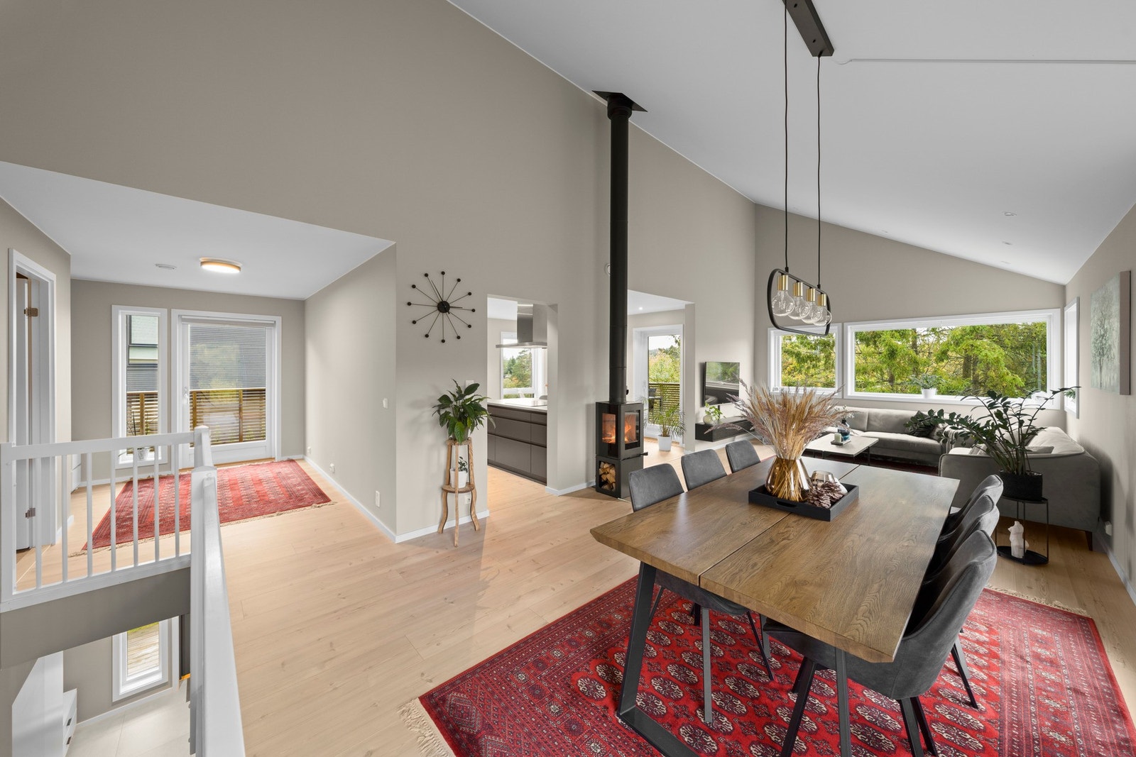 mens utgangen til balkong eller terrasse forsterker inntrykket av romfølelse og gir gode muligheter for uteliv. Galleribilde