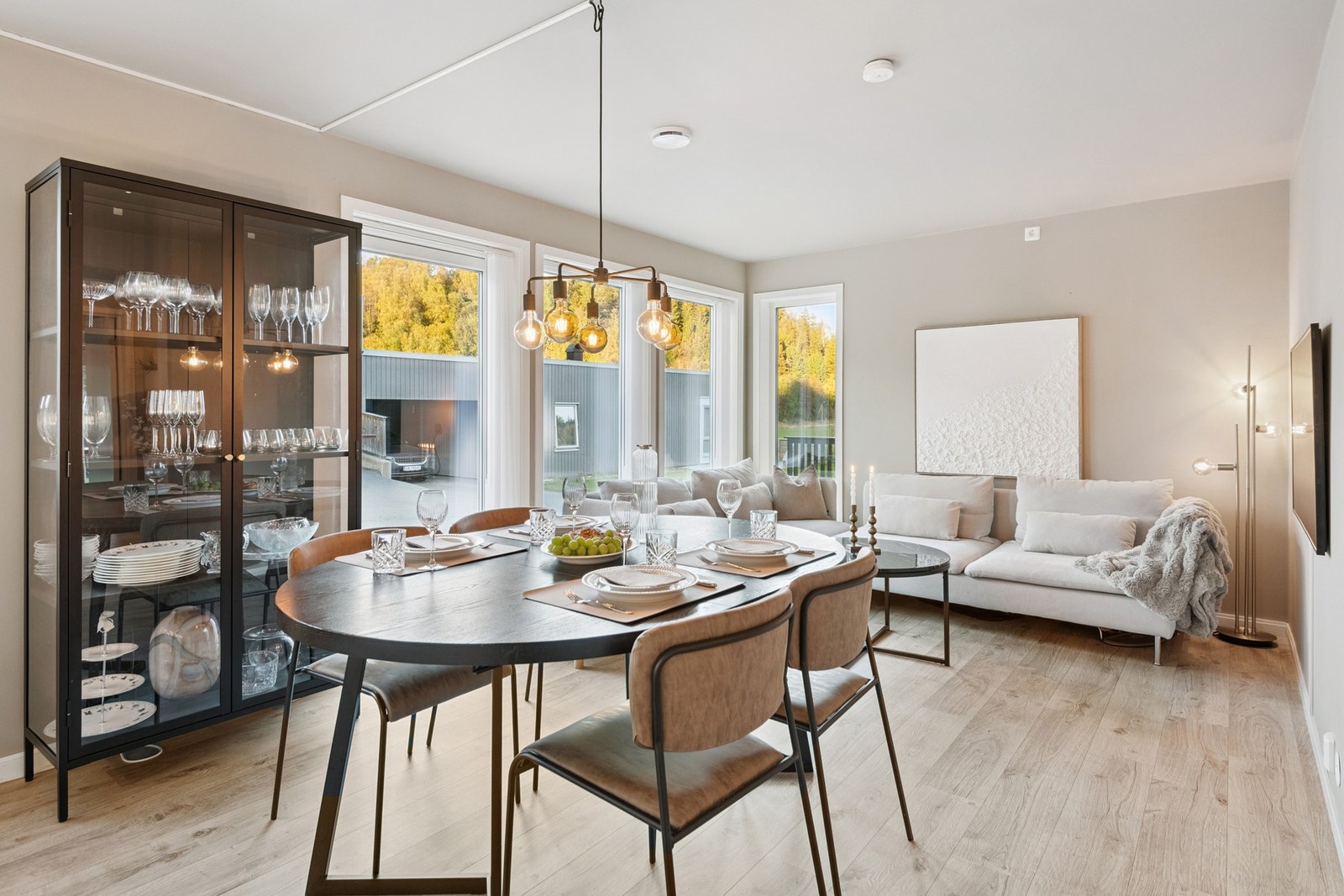 De store vindusflatene gir godt med naturlig lysinnslipp. Galleribilde