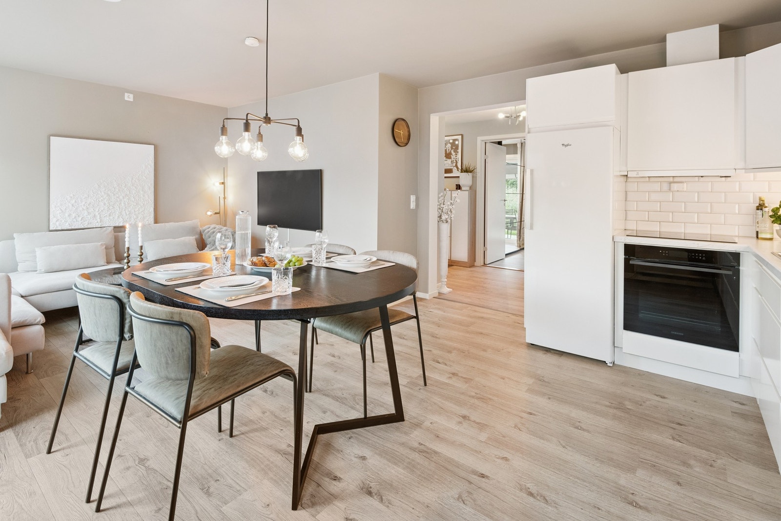 Kjøkkenet har en åpen løsning til stue med god plass til møblering. Galleribilde