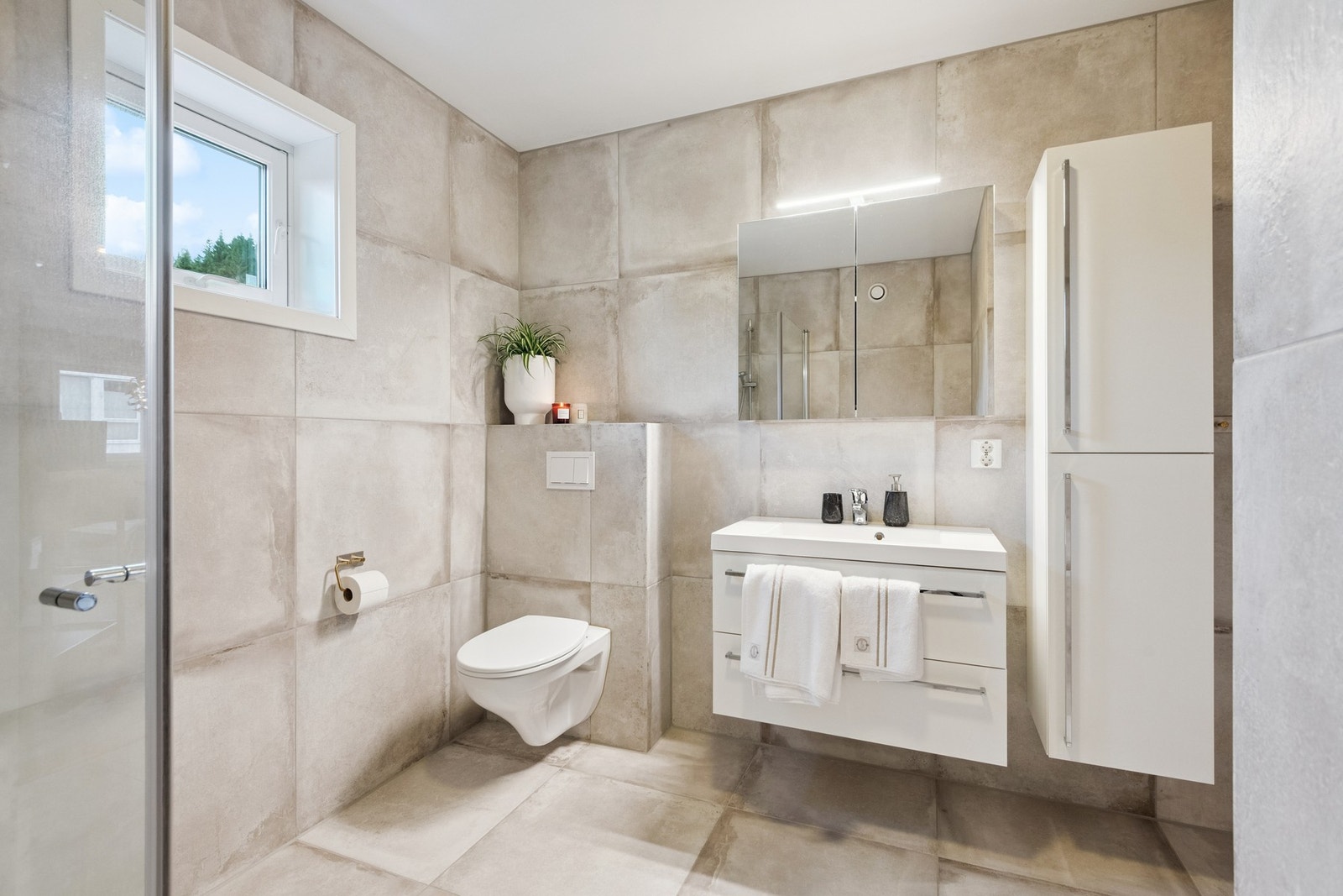 Flislagt bad i 2. etasje. Vegghengt toalett og romslig innredning. Galleribilde