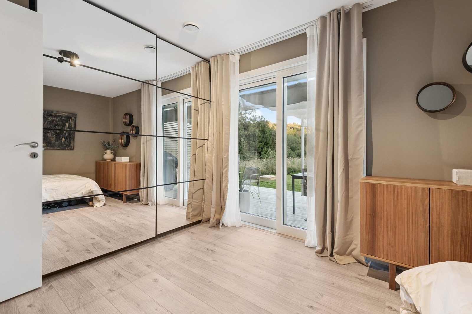 Det er etablert en stor skyvedørsgardrobe som egner seg godt til lagring. Galleribilde