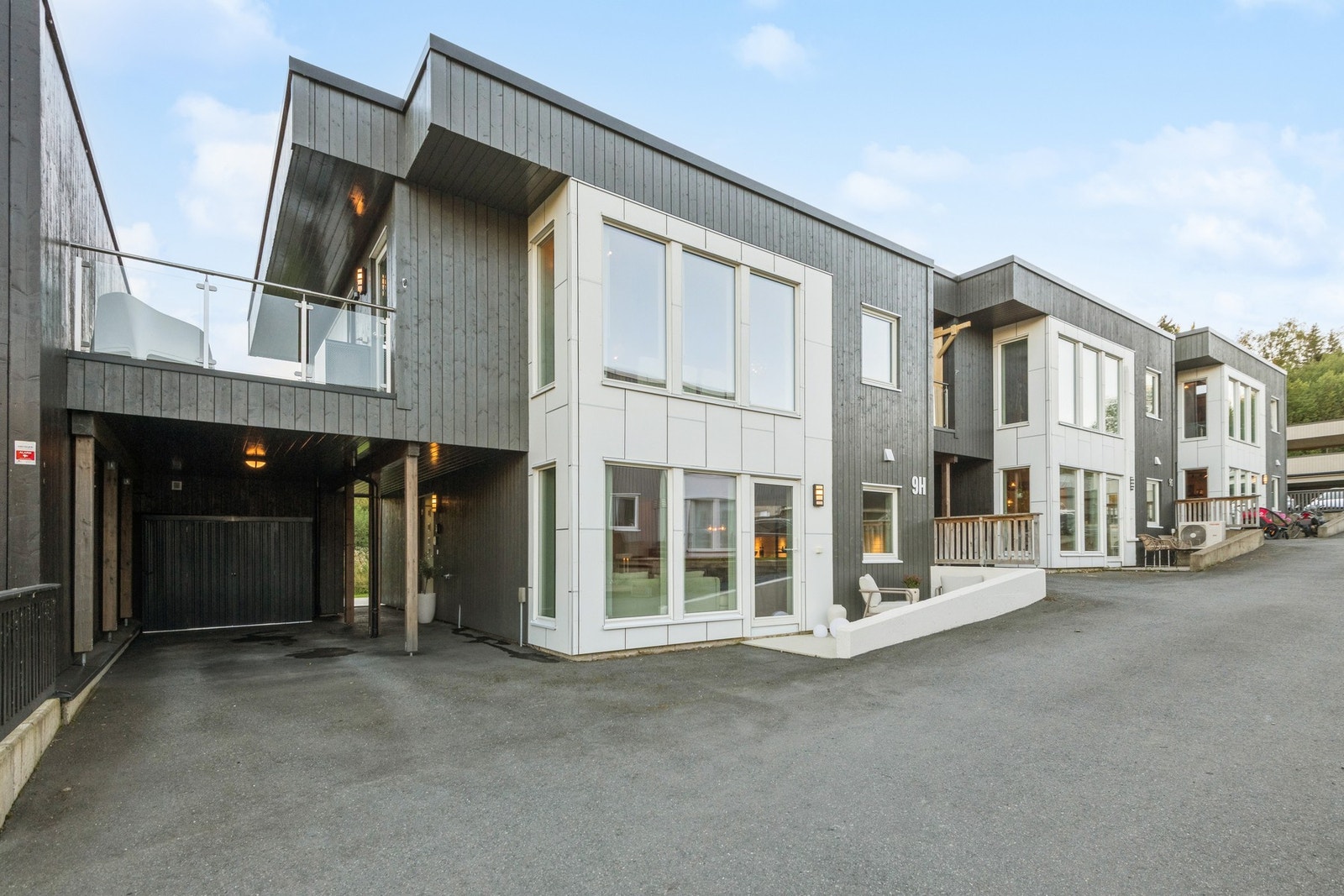 Eiendommen ligger fint til med svært korte avstander til barnehage, fritidsannlegg, lekeplasser og Levanger sentrum. Trygg skolevei til Halsan Barneskole. Galleribilde