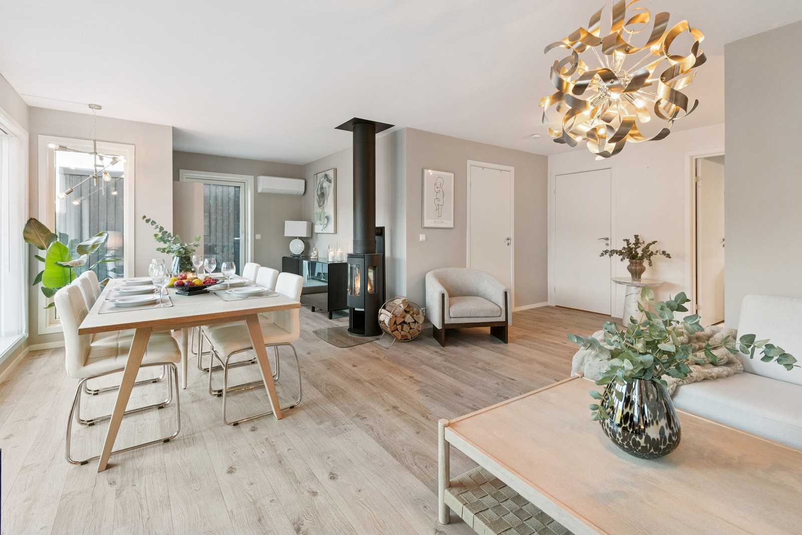 Stuen har en luft til luft varmepumpe som er etablert i 2025. Galleribilde