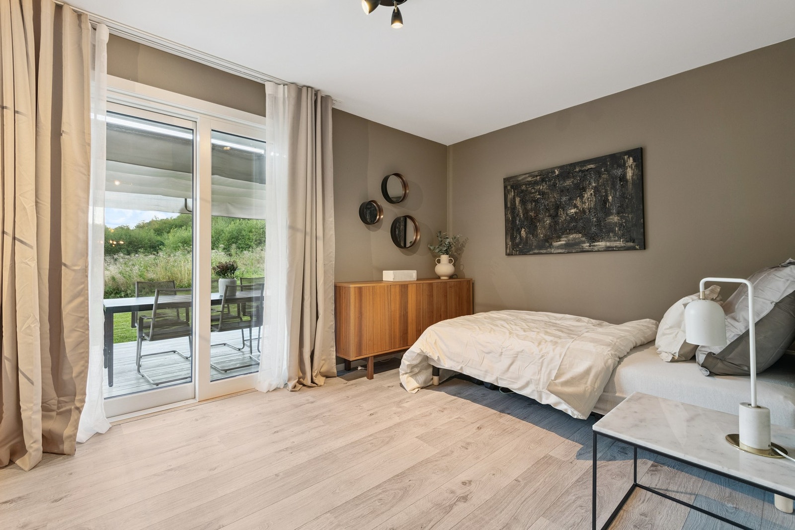 Hovedsoverommet i 1.etasje har god plass til dobbeltseng og garderobeløsning. Galleribilde