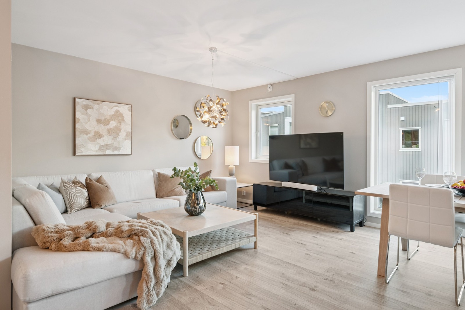 De store vindusflatene gir godt med naturlig lysinnslipp. Galleribilde