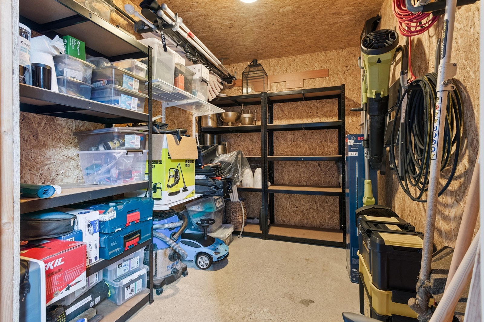 Ved carport har man en praktisk sportsbod som egner seg godt til lagring. Galleribilde