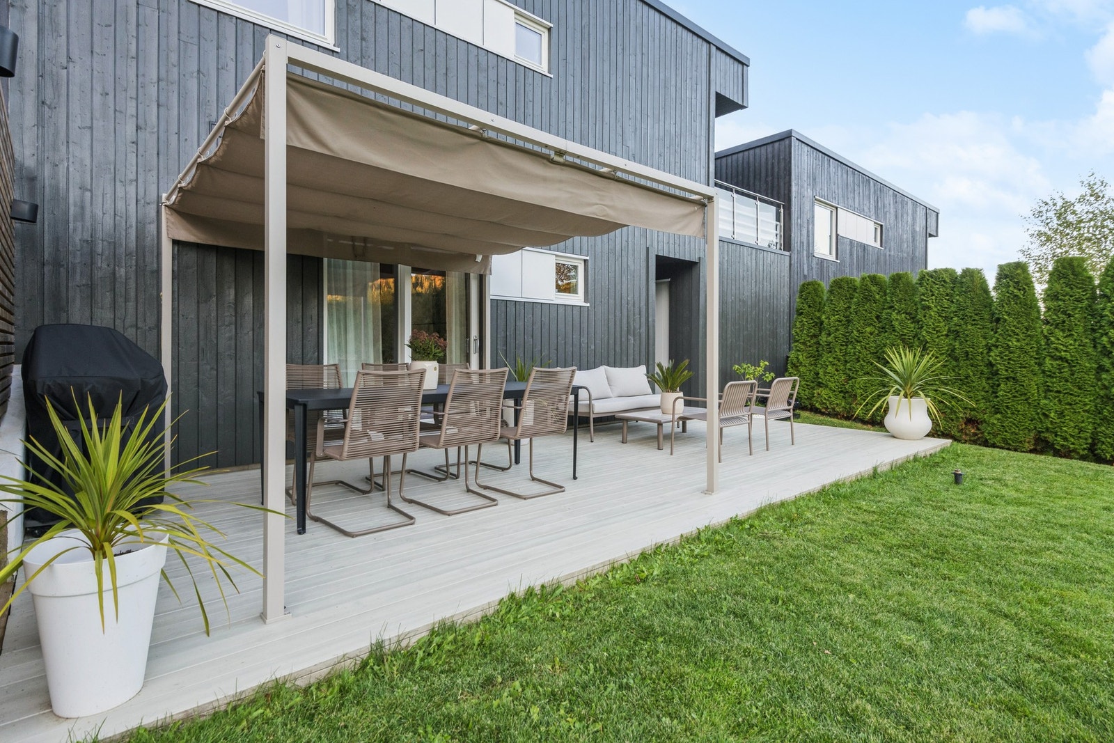 romslig uteområde med god plass til møblering og grill ect. Galleribilde