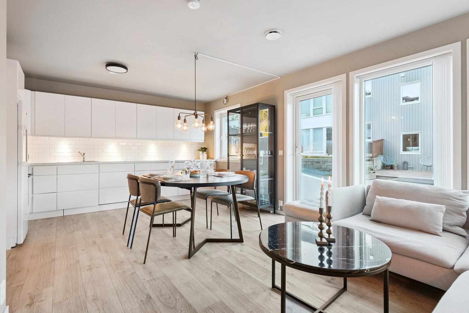 Lyst og innbydende kjøkken med avsatt plass til kjøleskap/kombiskap. God plass til møblering. Galleribilde