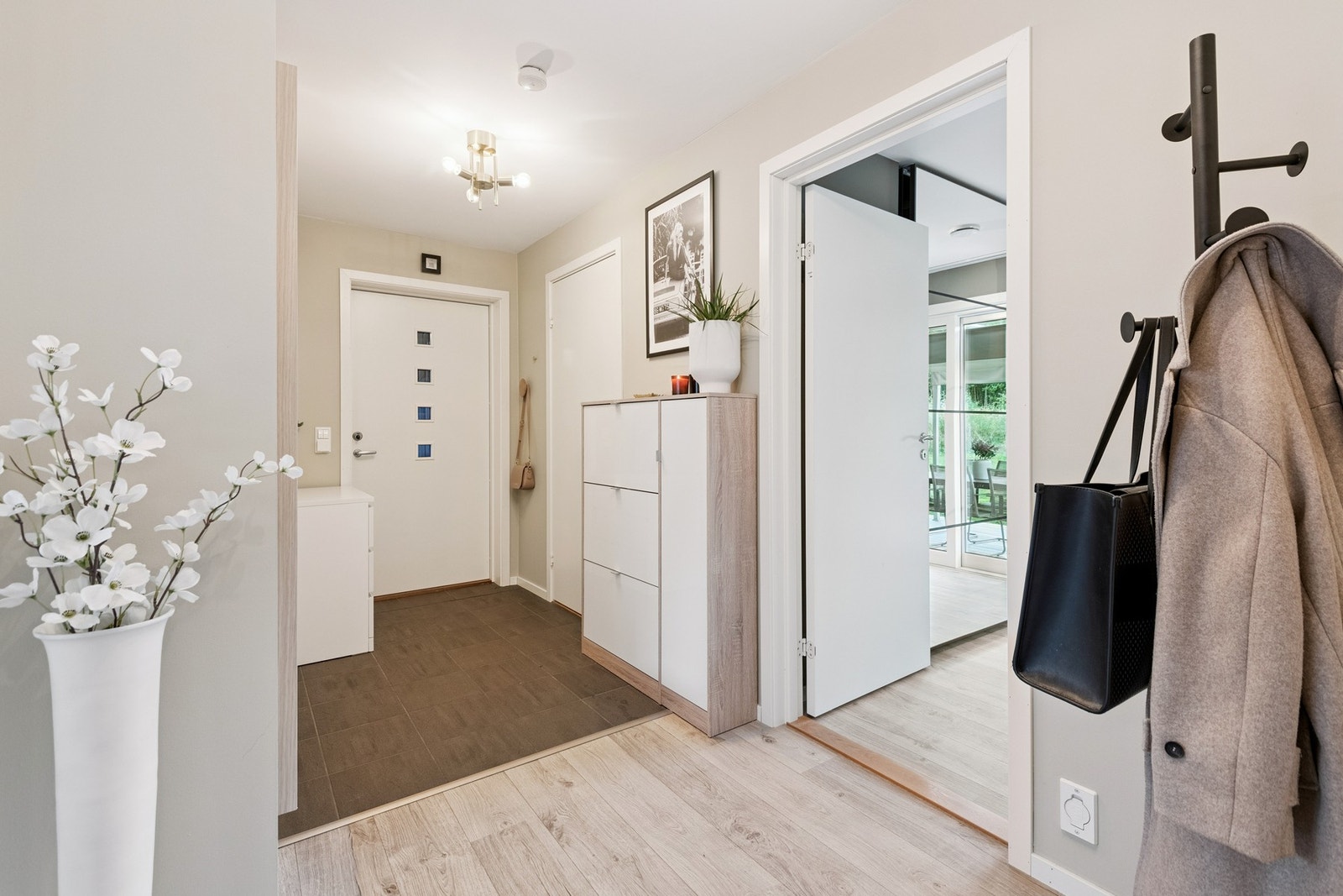 Flislagt gang med varmekabler i gulv. Galleribilde