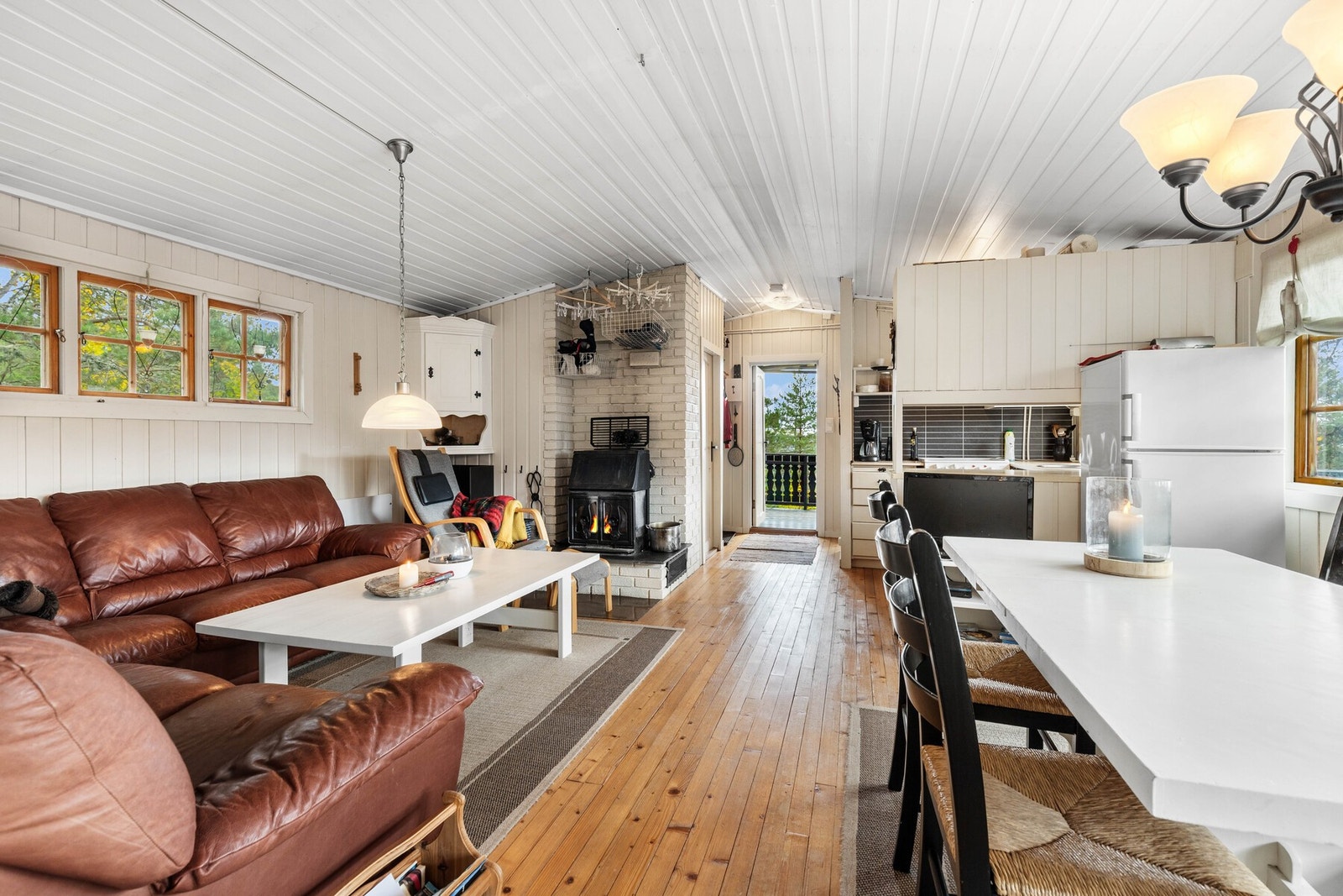 Stuen er lys og trivelig med store vindusflater og god plass til både sofagruppe og spisebord. Galleribilde