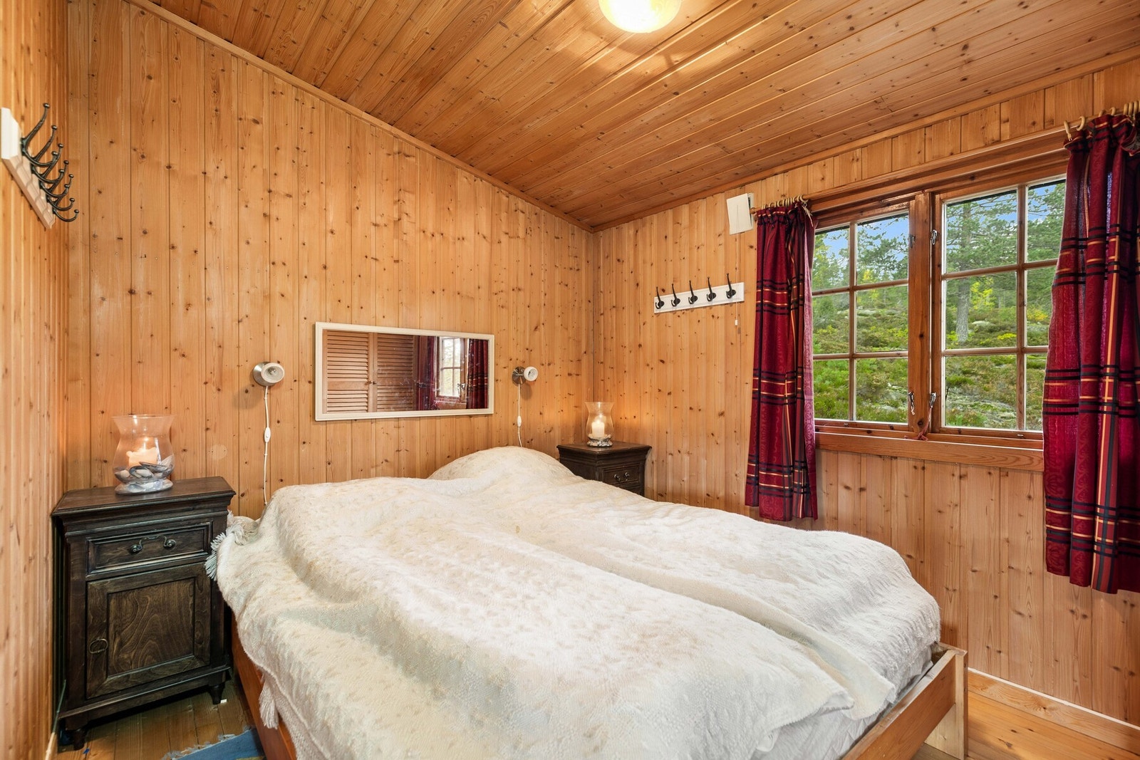 Hytta har tre soverom, alle med vinduer som slipper inn godt med lys og luft. Galleribilde