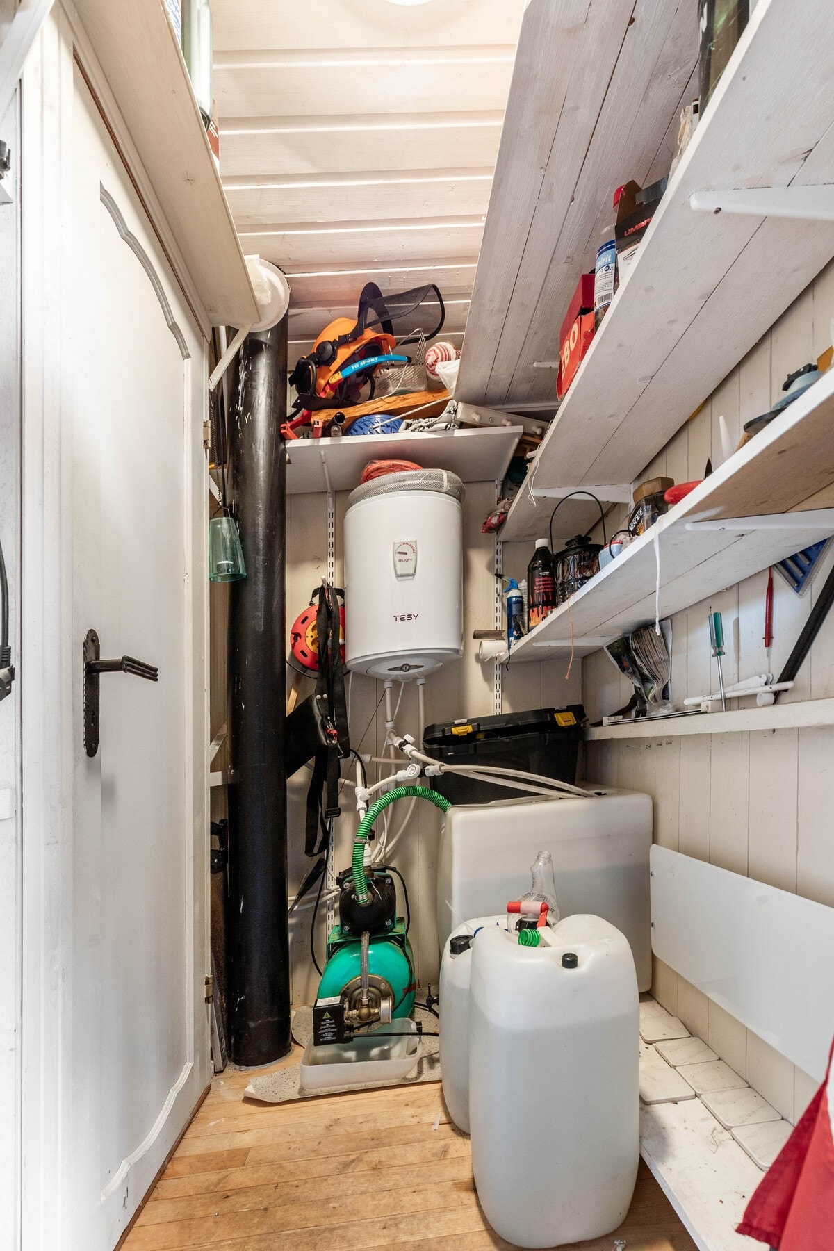 Praktisk lagring i bod Galleribilde