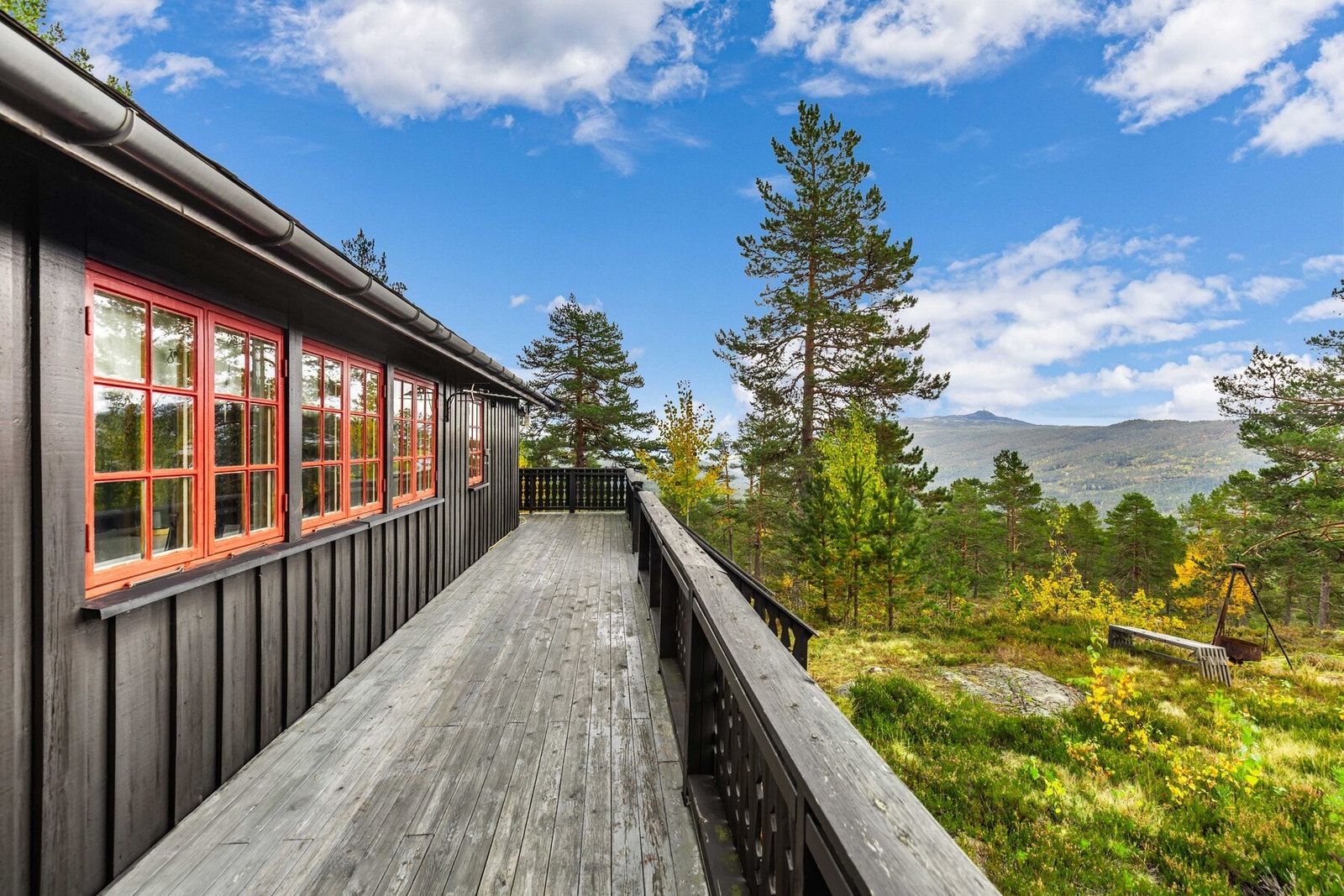 Her bor du midt i naturen - stille, solrikt og usjenert - med kort vei til både fiske, bading og fantastiske turmuligheter året rundt. Galleribilde