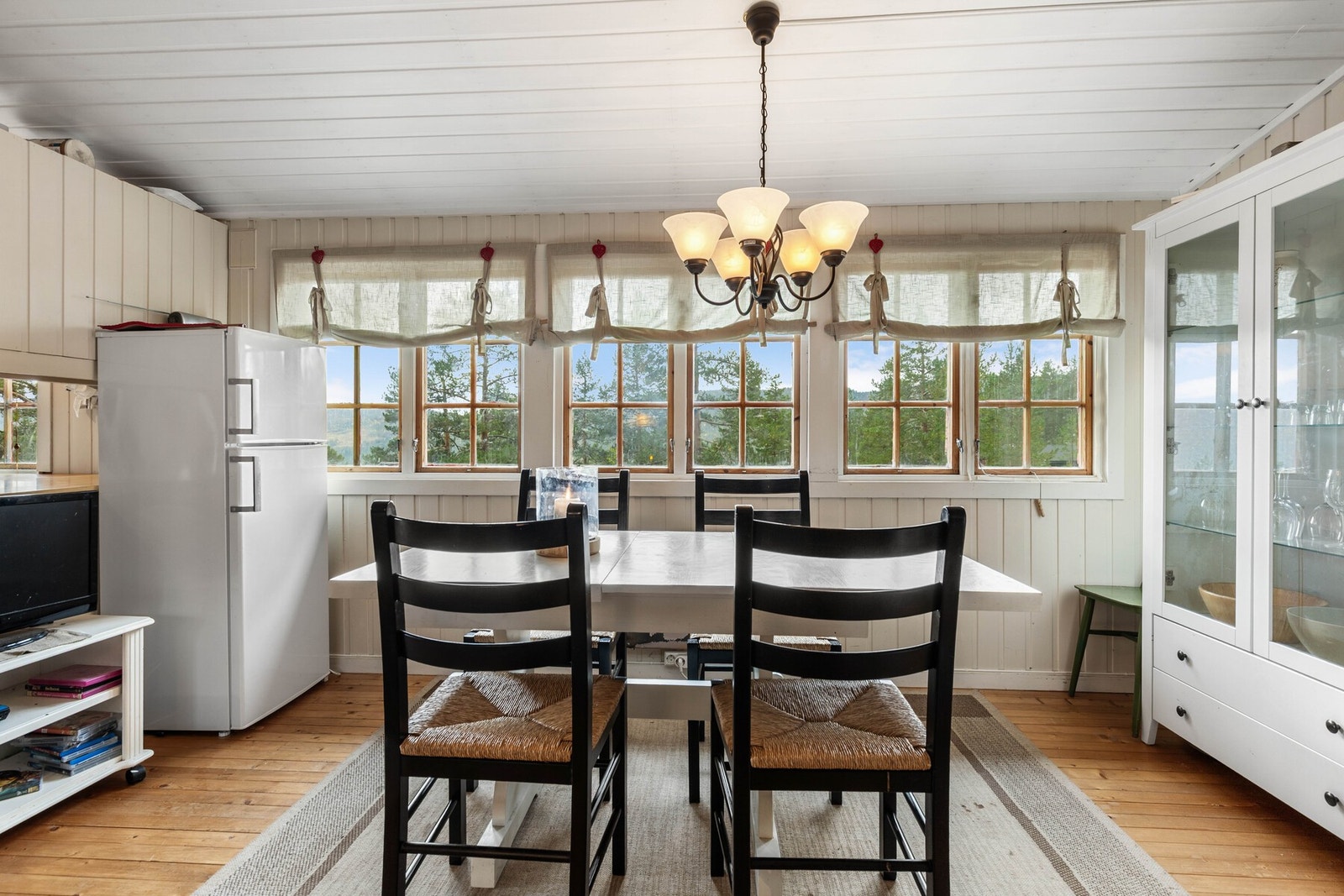 Naturlig samlingspunkt for hyggelige stunder og hyttekos. Galleribilde