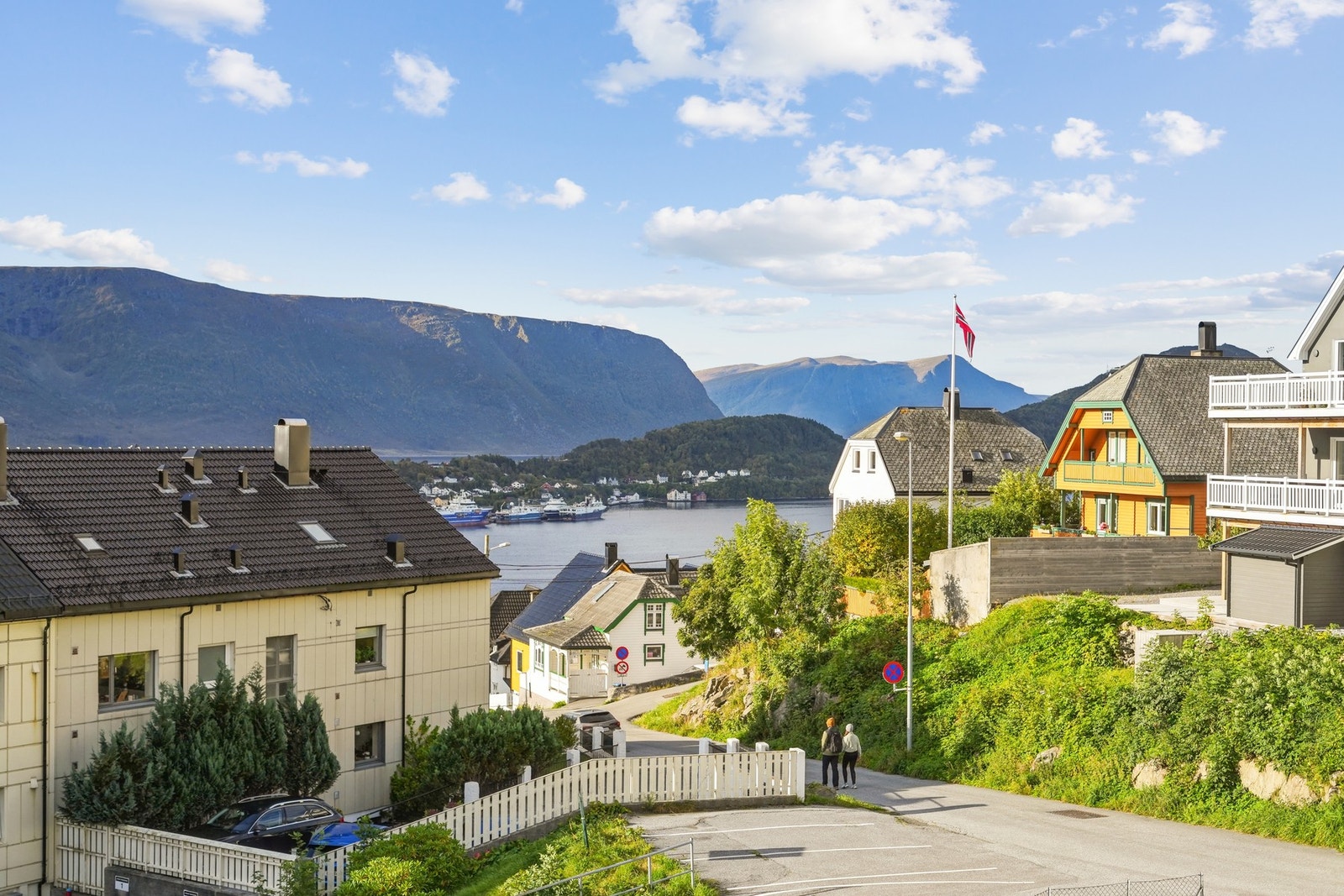 - og Sulafjellet i vest. Her bor du i gåavstand til Ålesund sentrums rikholdige service- og kulturtilbud. Utmerket turterreng på byfjellet Aksla har du i kort gåavstand fra leiligheten. Galleribilde