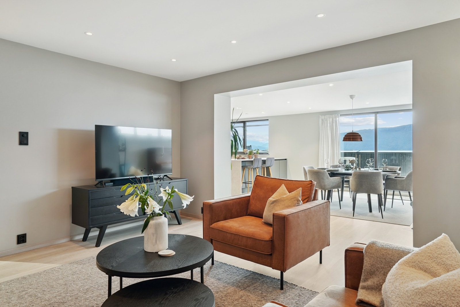 Stor stue som kan møbleres i flere soner. Galleribilde