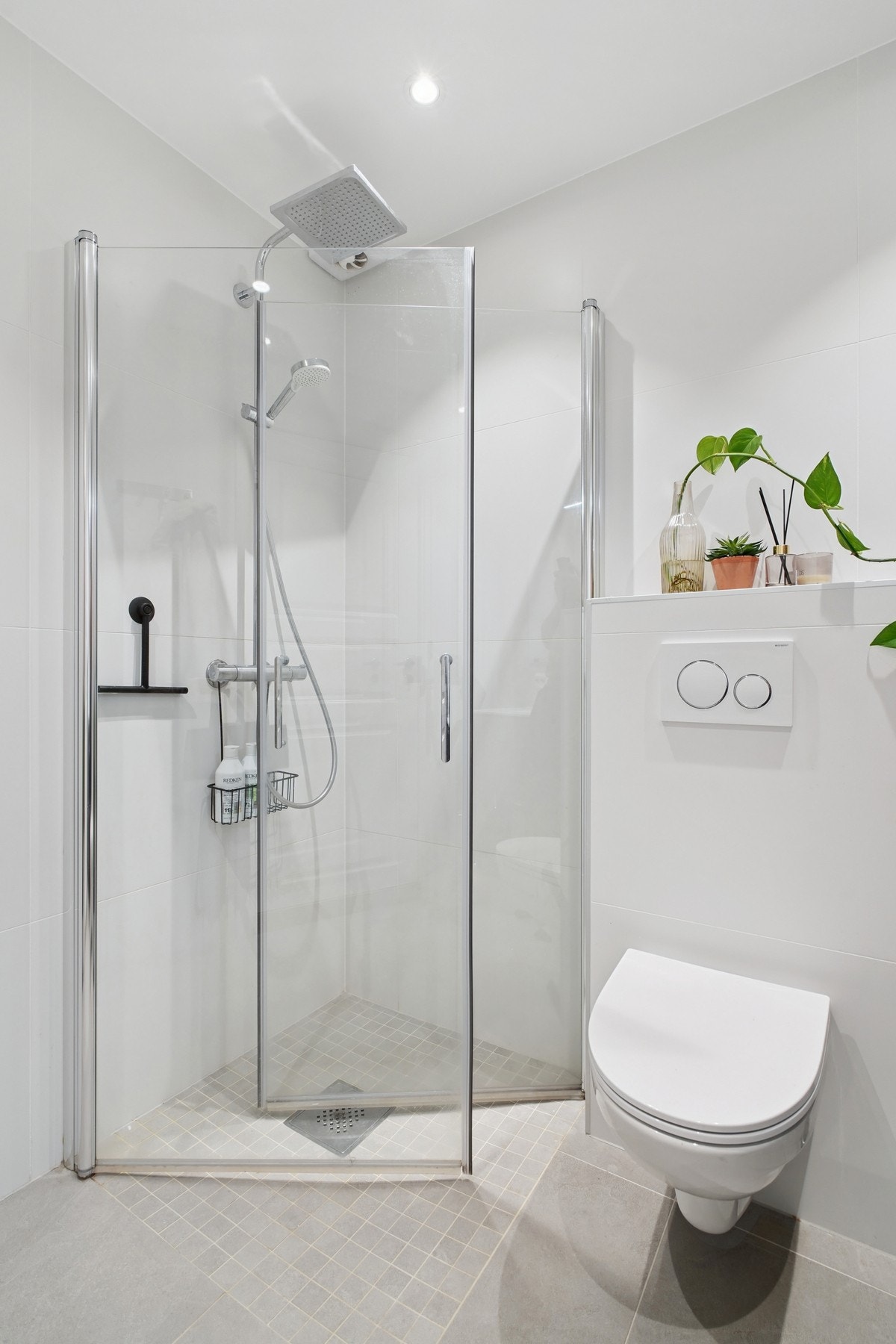 Innredet med dusjhjørne med regnfallsdusj, vegghengt toalett - Galleribilde