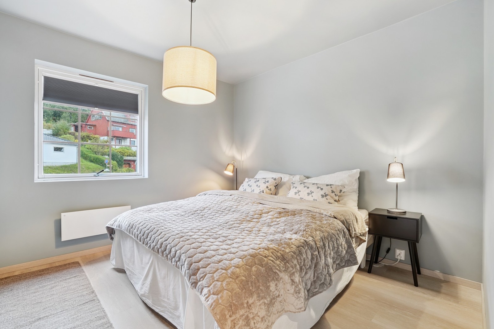 Soverom nr. 2 har samme fine størrelse og overflater, og er beliggende mot nord. Galleribilde