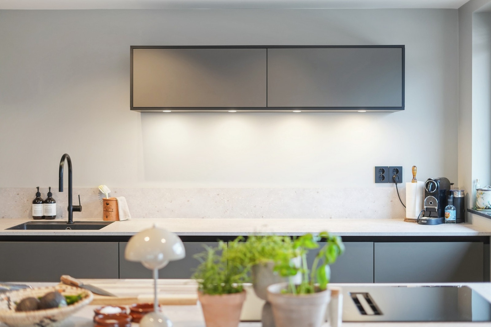 To overskap med vippeåpning og spotter under for ekstra belysning til matlagingen. Galleribilde