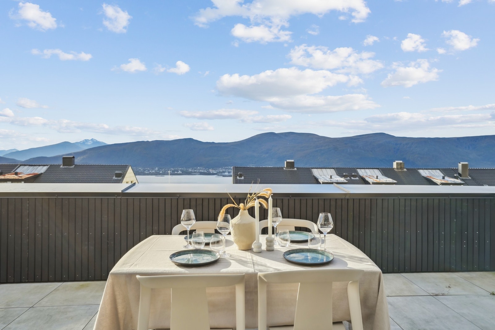 - eller om du vil nyte en bedre middag sammen med familie og venner mens Sunnmørsalpene danner bakteppet for stemningen. Galleribilde