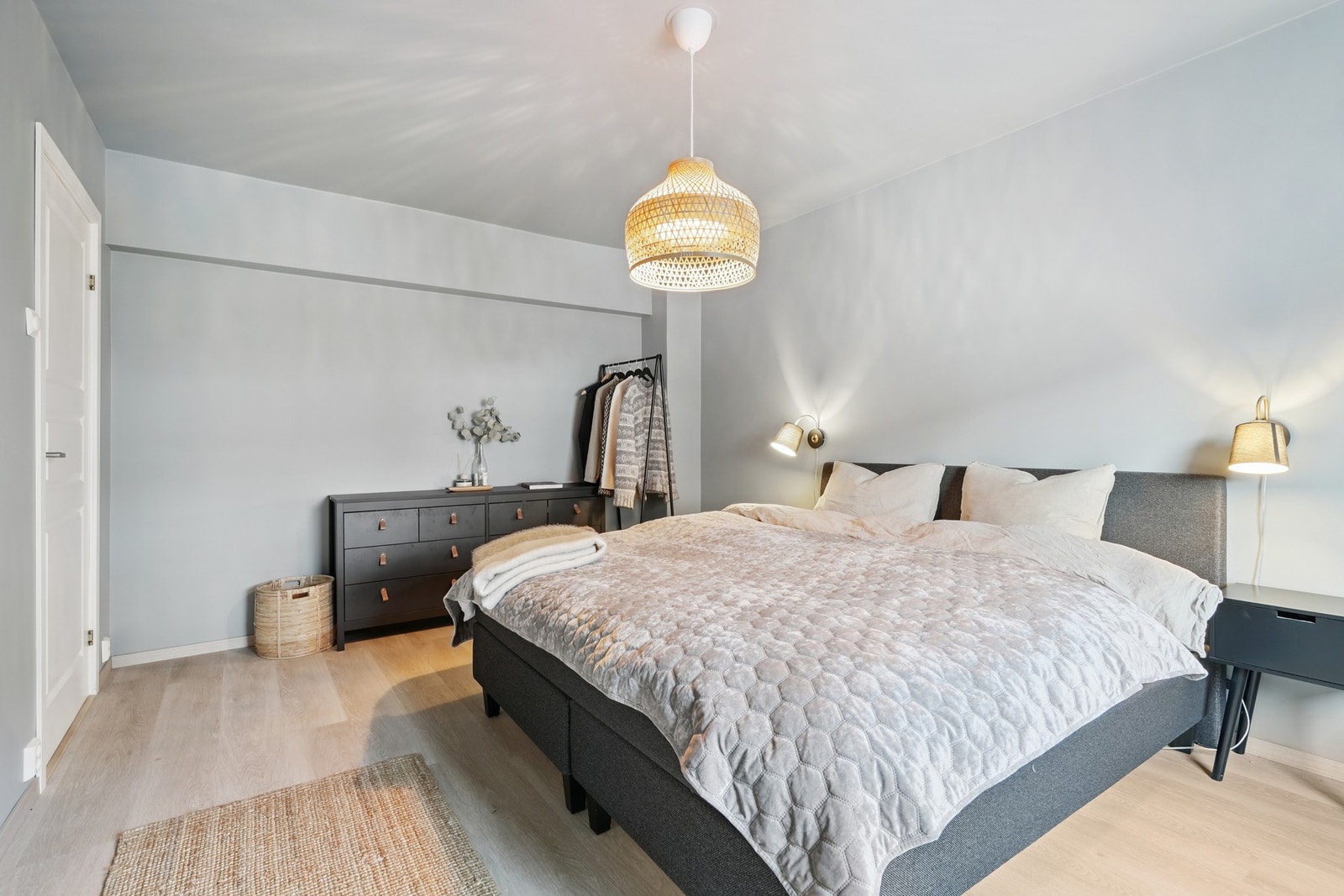 Det er to soverom i leiligheten, og hovedsoverommet er av romslig størrelse. Galleribilde