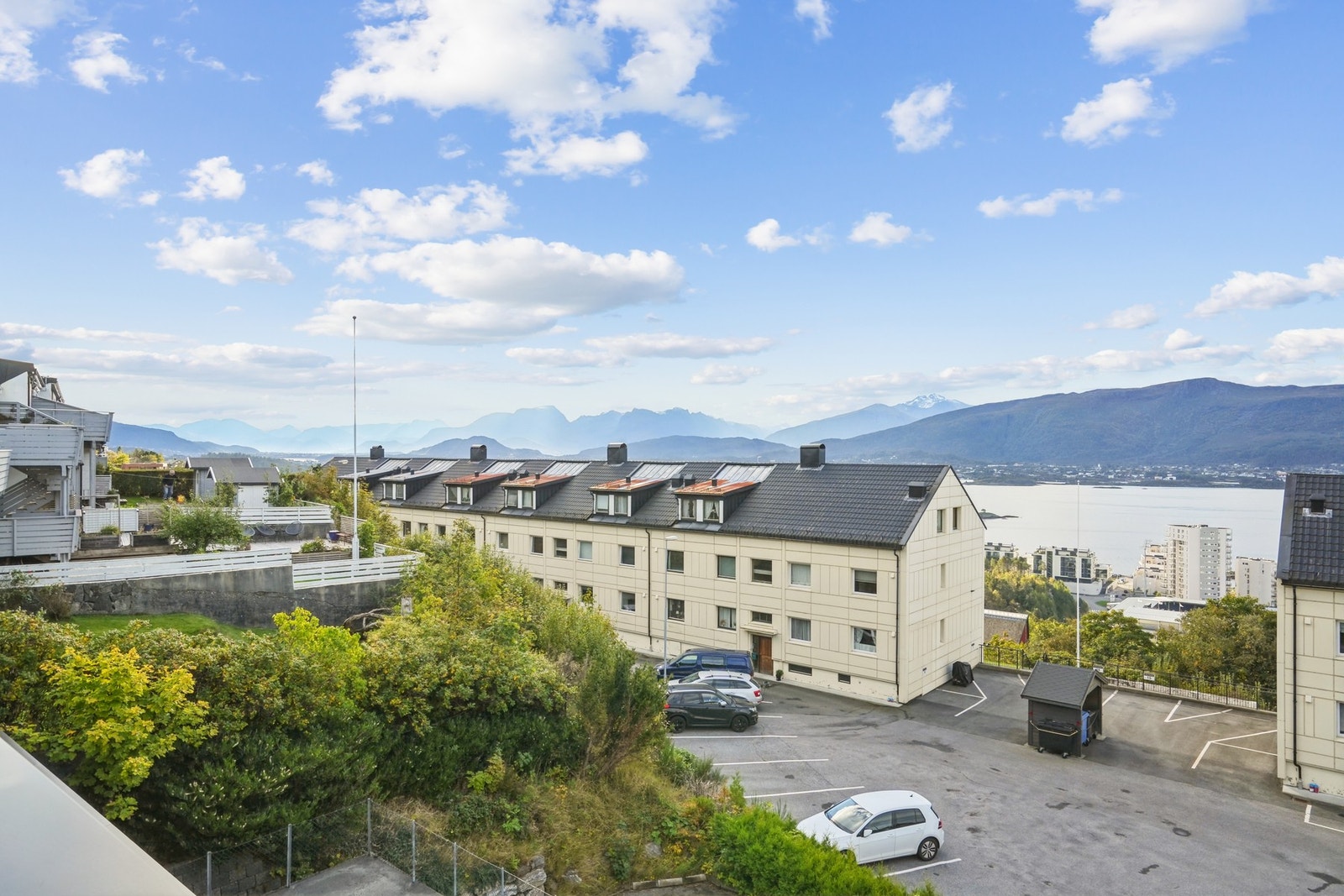 Her ligger alt til rette for å nyte den fine utsikten mot blant annet Borgundfjorden, Sunnmørsalpene i øst - Galleribilde