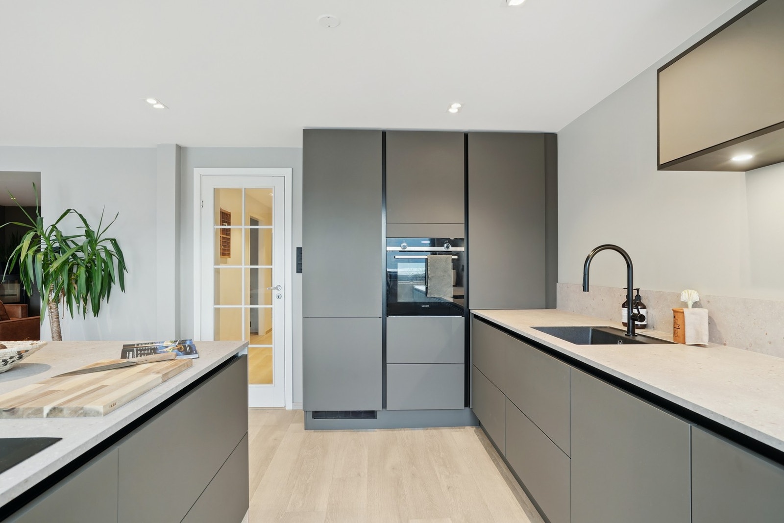 Et kjøkken der sorte detaljer løfter helheten - elegant og gjennomført. Galleribilde