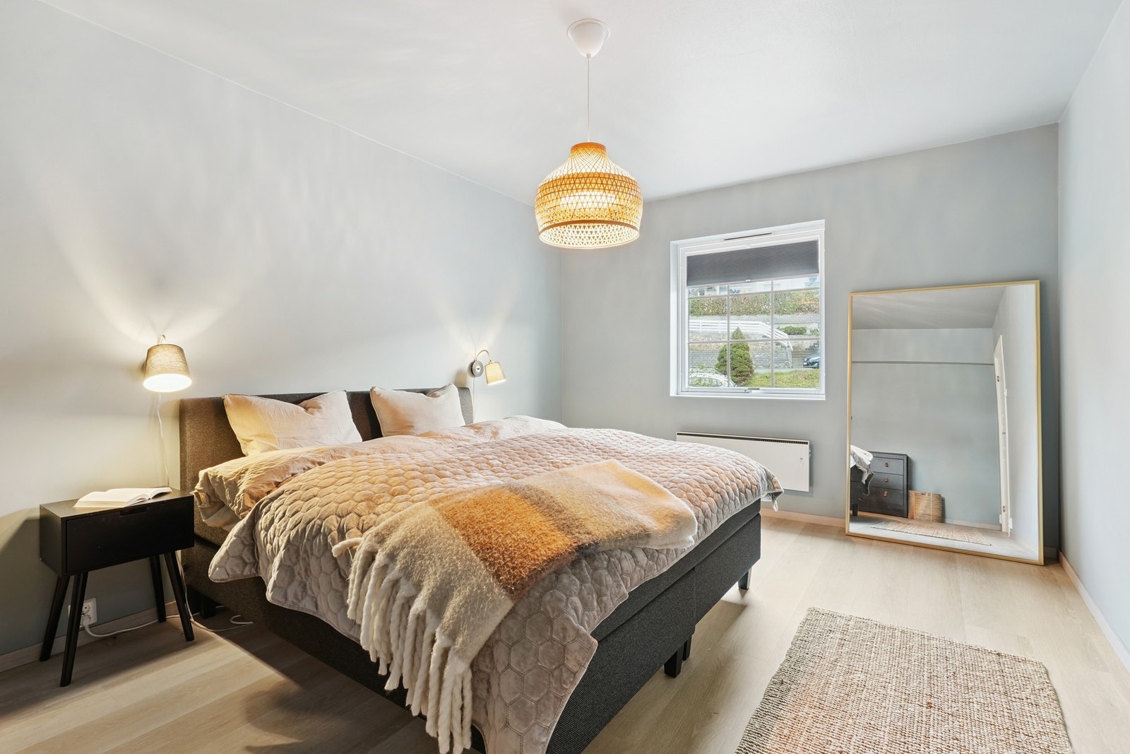 Innredet med dobbeltseng og nattbord på hver side. Galleribilde