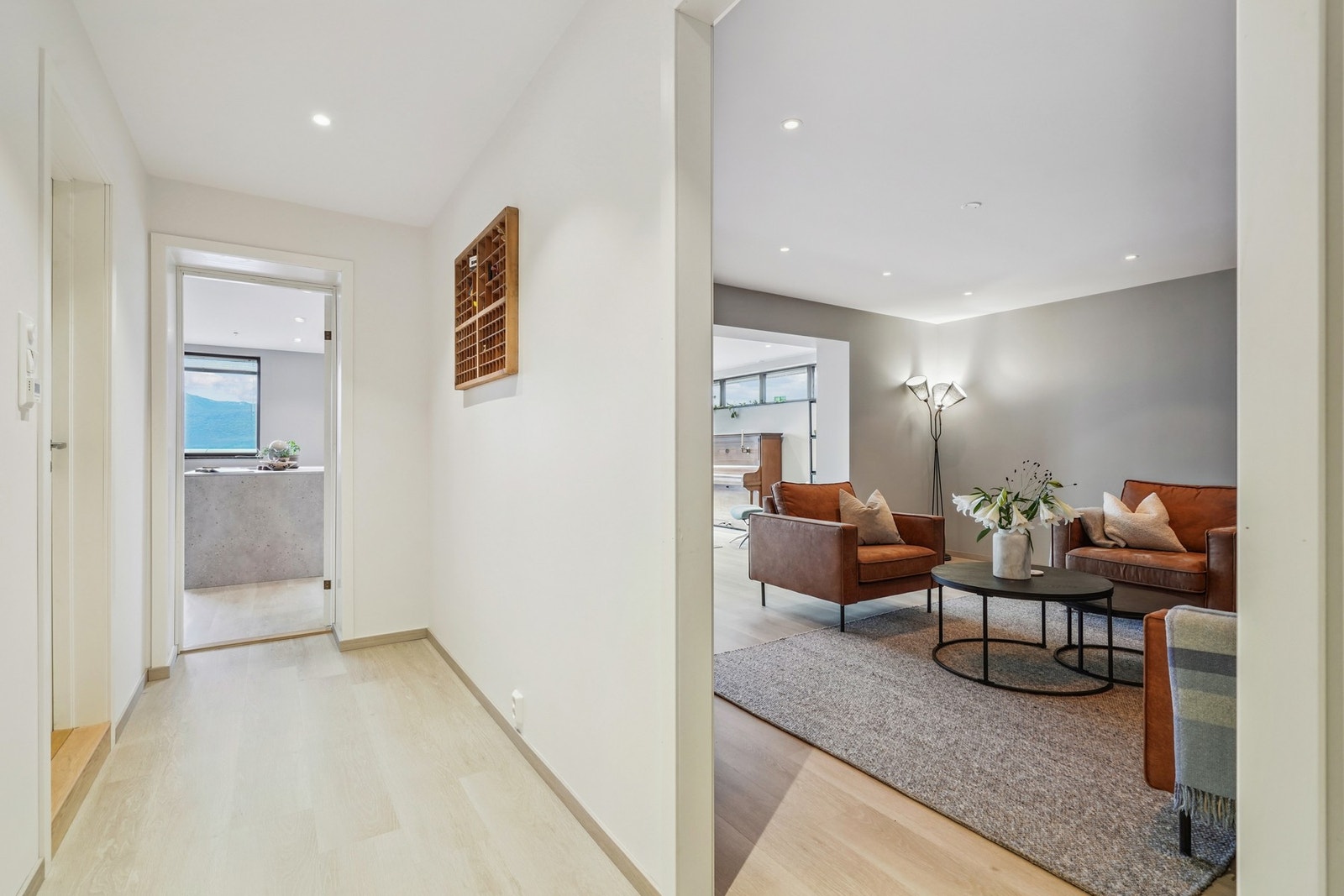 Praktisk og pent - gangen binder boligen sammen med stil og funksjon. Galleribilde