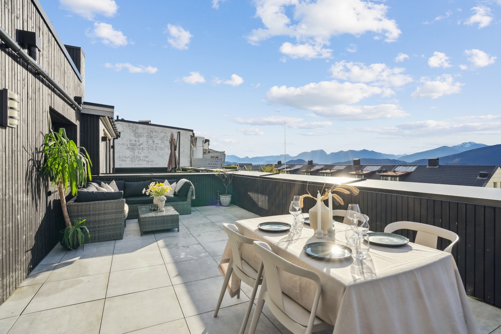 Her er det god plass til å møblere i flere soner, om du vil sitte skjermet og lunt - Galleribilde