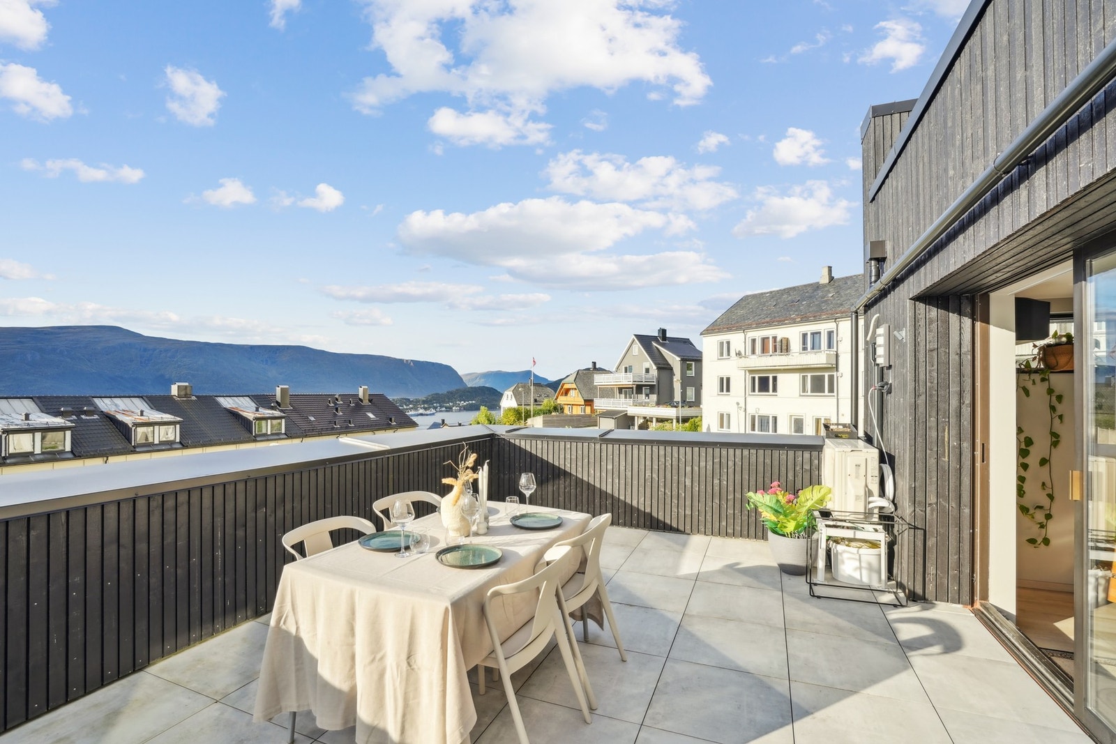 - en stor og solrik takterrasse på hele 32 kvm. Galleribilde