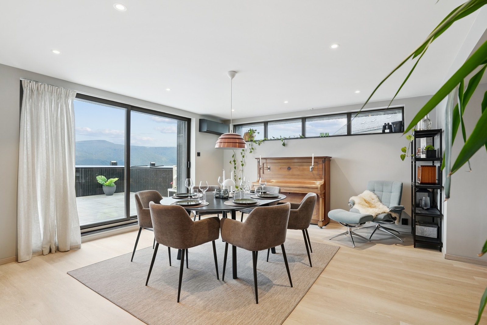 Leiligheten er nyoppusset fra 2023, og holder gjennomgående meget god standard på innredninger og overflater. Galleribilde