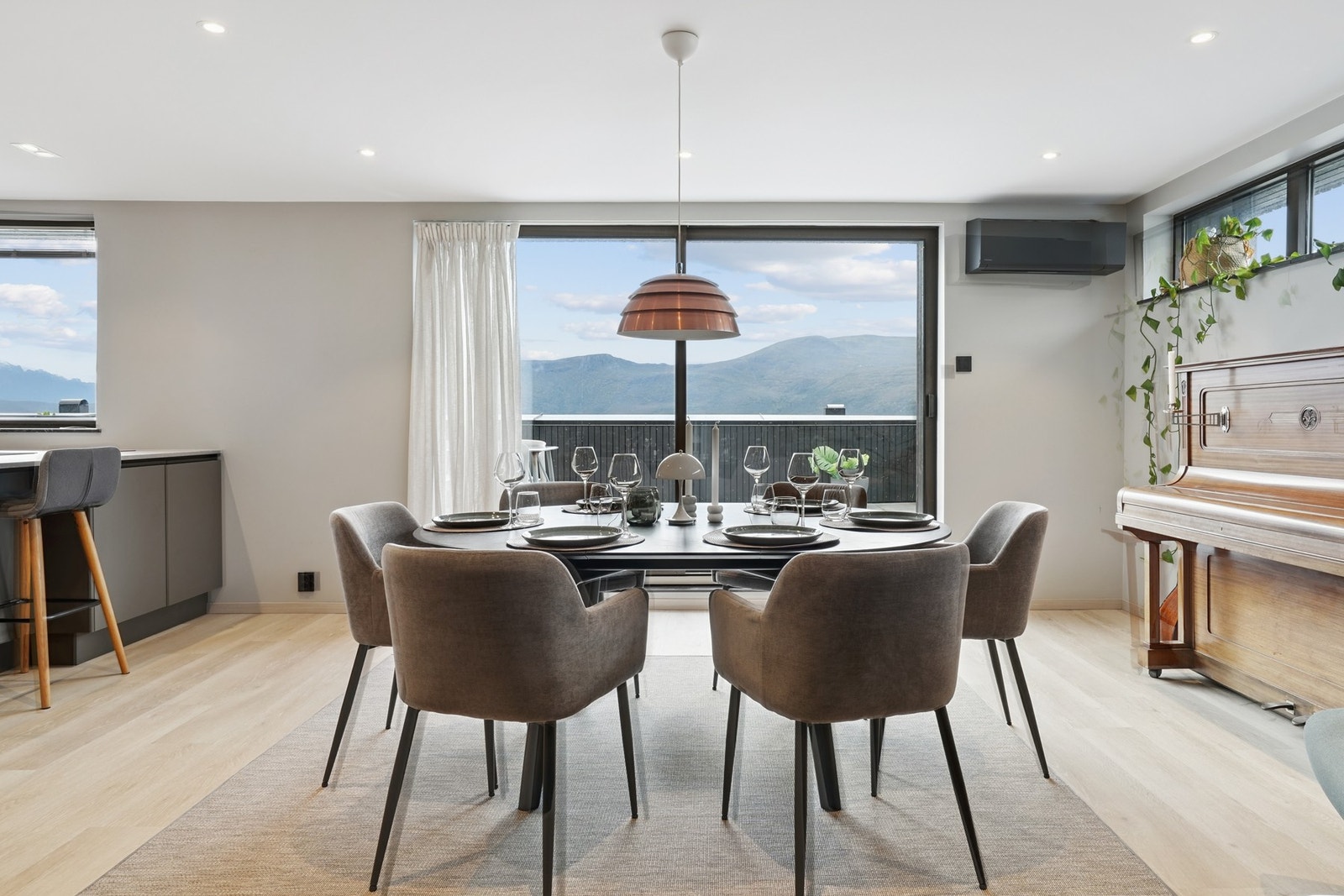 Vindusflatene fyller rommet med dagslys og gir en lun, åpen atmosfære. Galleribilde