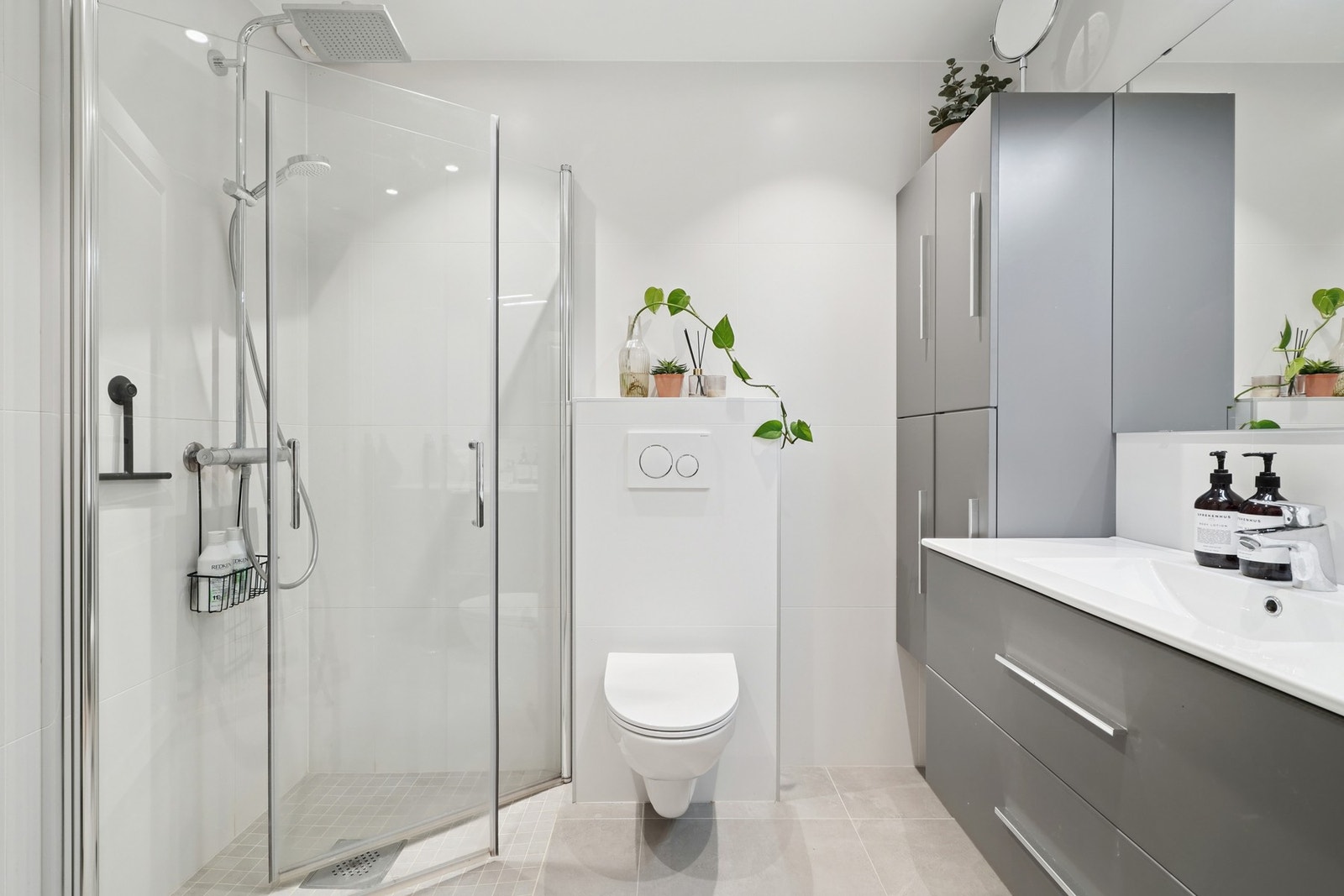 Lyst helfliset bad med elektriske varmekabler fra 2021. I himling er det ledspotter med dimming. Galleribilde