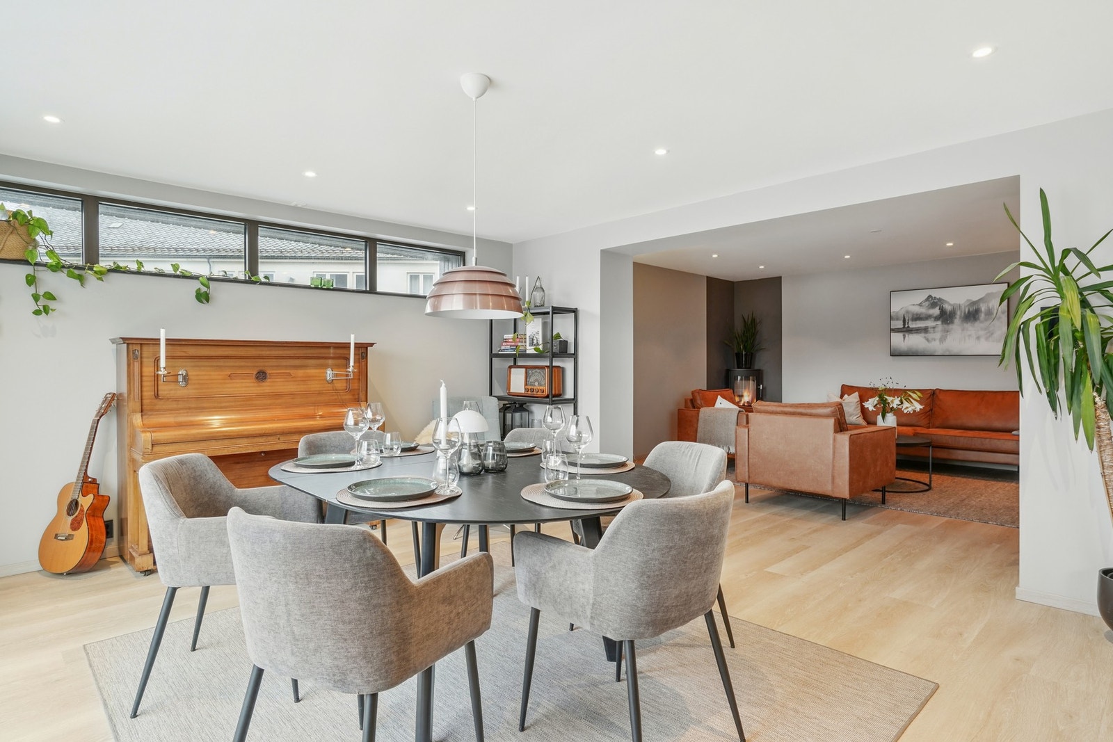 Innfelte LED-spotter i himlingen sørger for et rent uttrykk og behagelig belysning. Galleribilde