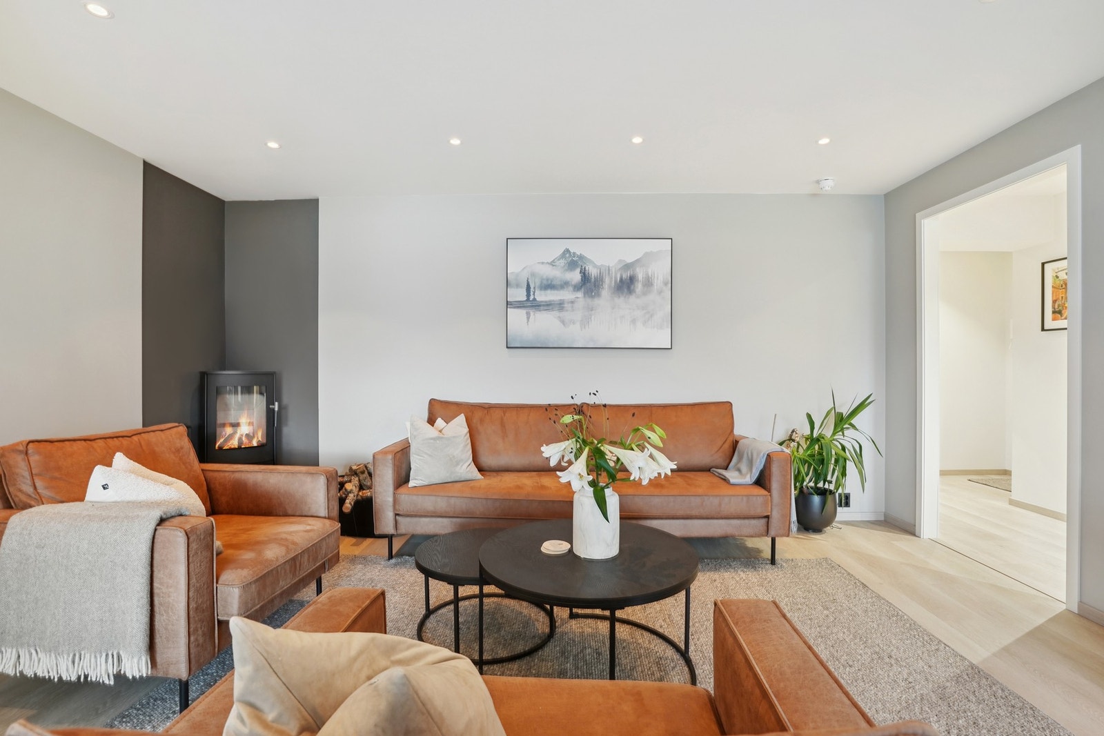 Her får man en leilighet malt i delikate og moderne farger, og gulvflatene er belagt med slitesterk klikkvinyl. Galleribilde