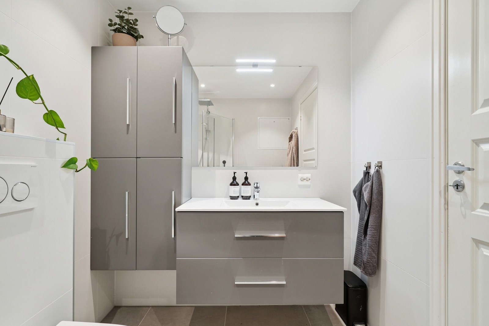 - høyskap, servantinnredning og speil med belysning over. Galleribilde