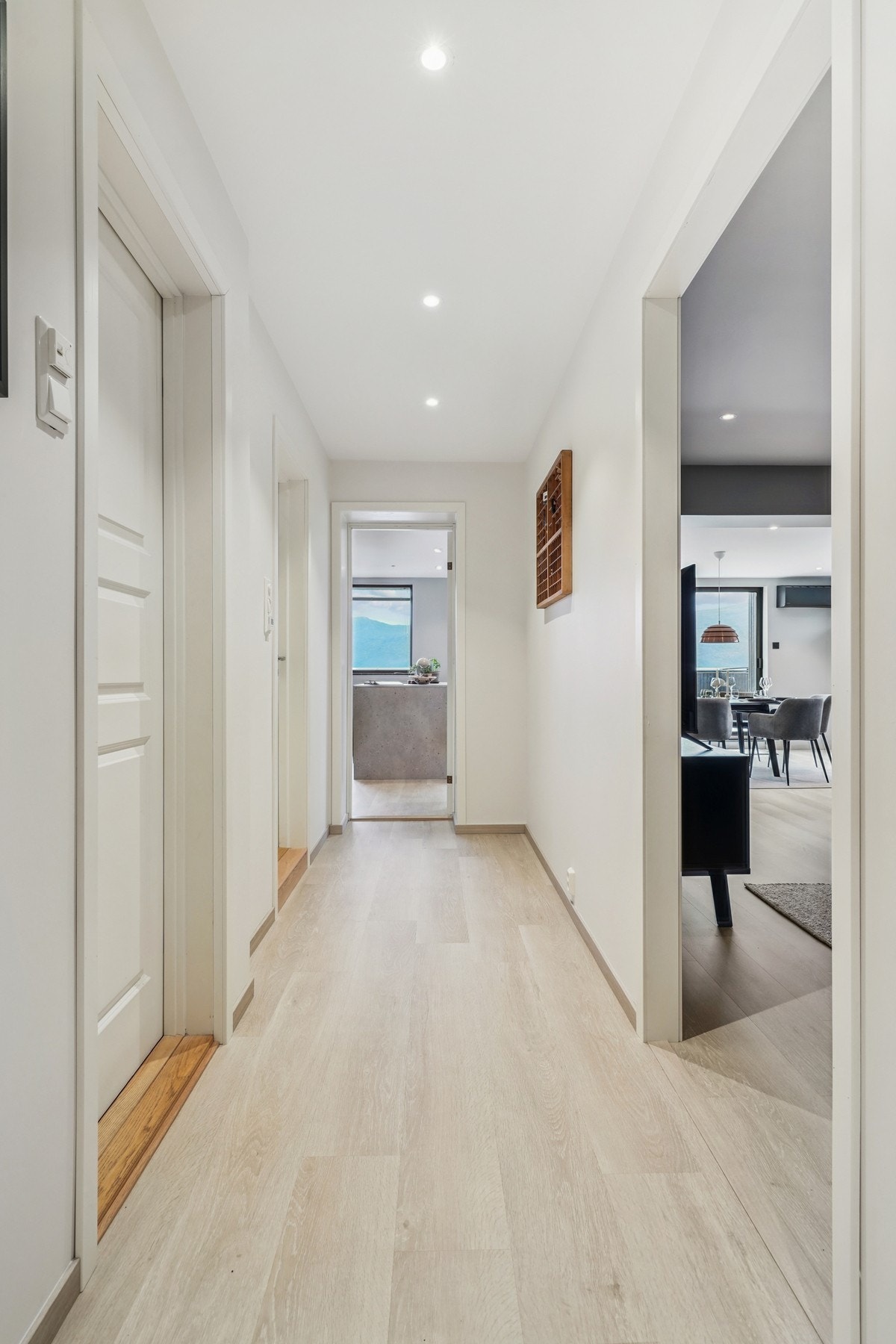 Det sies at førsteinntrykket teller - her møter du ro, stil og en åpen løsning som gir en sømløs overgang til resten av hjemmet. Galleribilde