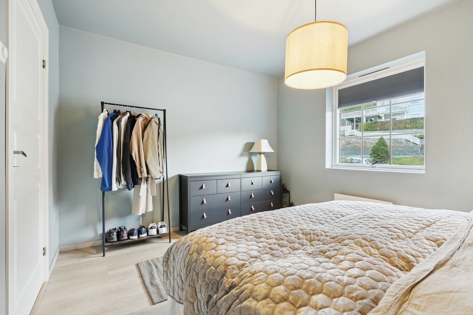 God plass til ønsket garderobeløsning eller kommode. Galleribilde