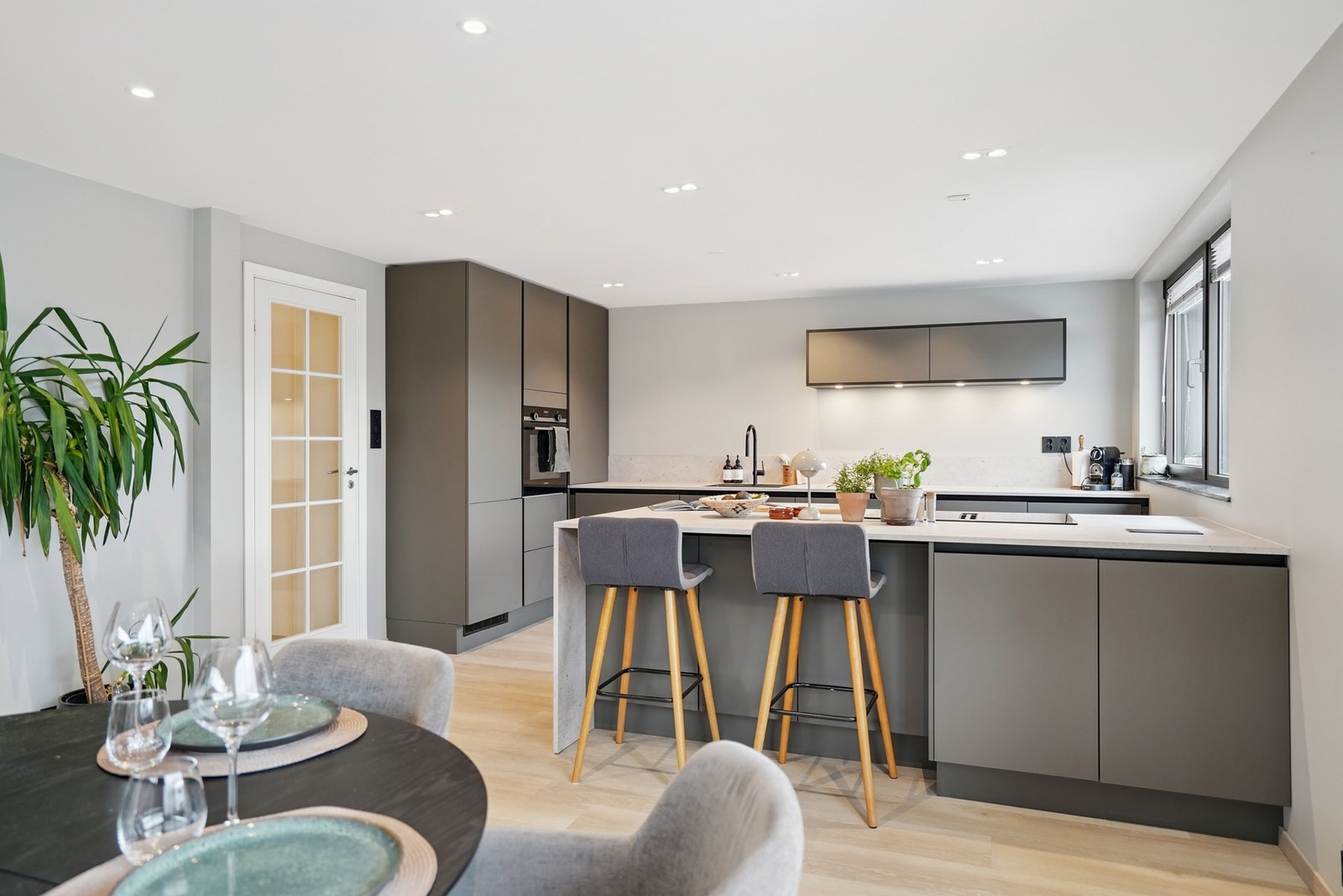 De korte avstandene gjør det lett å bevege seg mellom matlaging og servering. Galleribilde