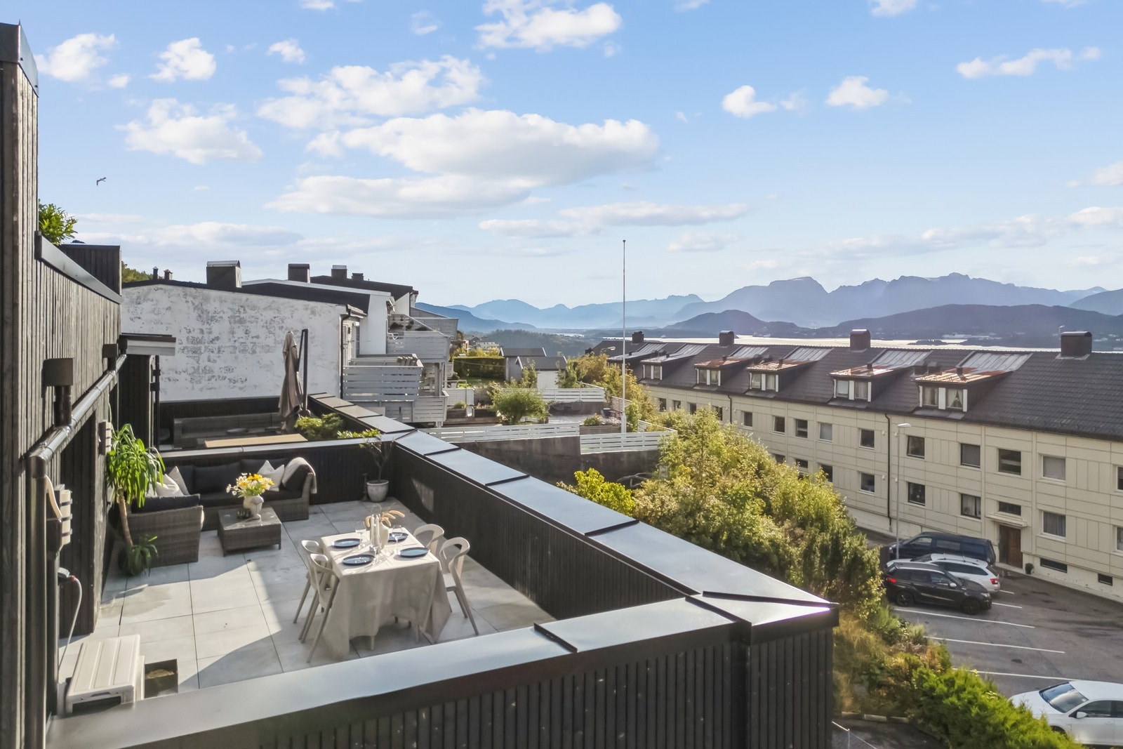 På terrassen har du meget gode solforhold fra tidlig morgen til ca. kl. 20.30 på høysommeren. Galleribilde