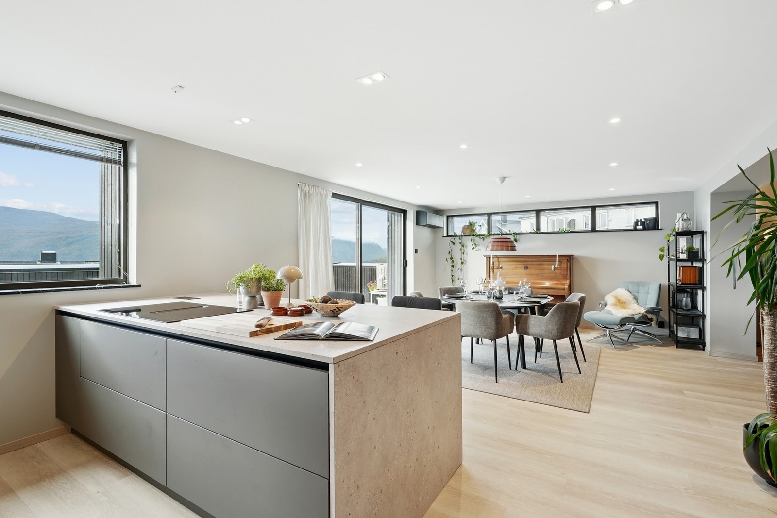 Kjøkkenøyen har skuffeplass, samt at den fungerer som en praktisk arbeidsflate. Galleribilde