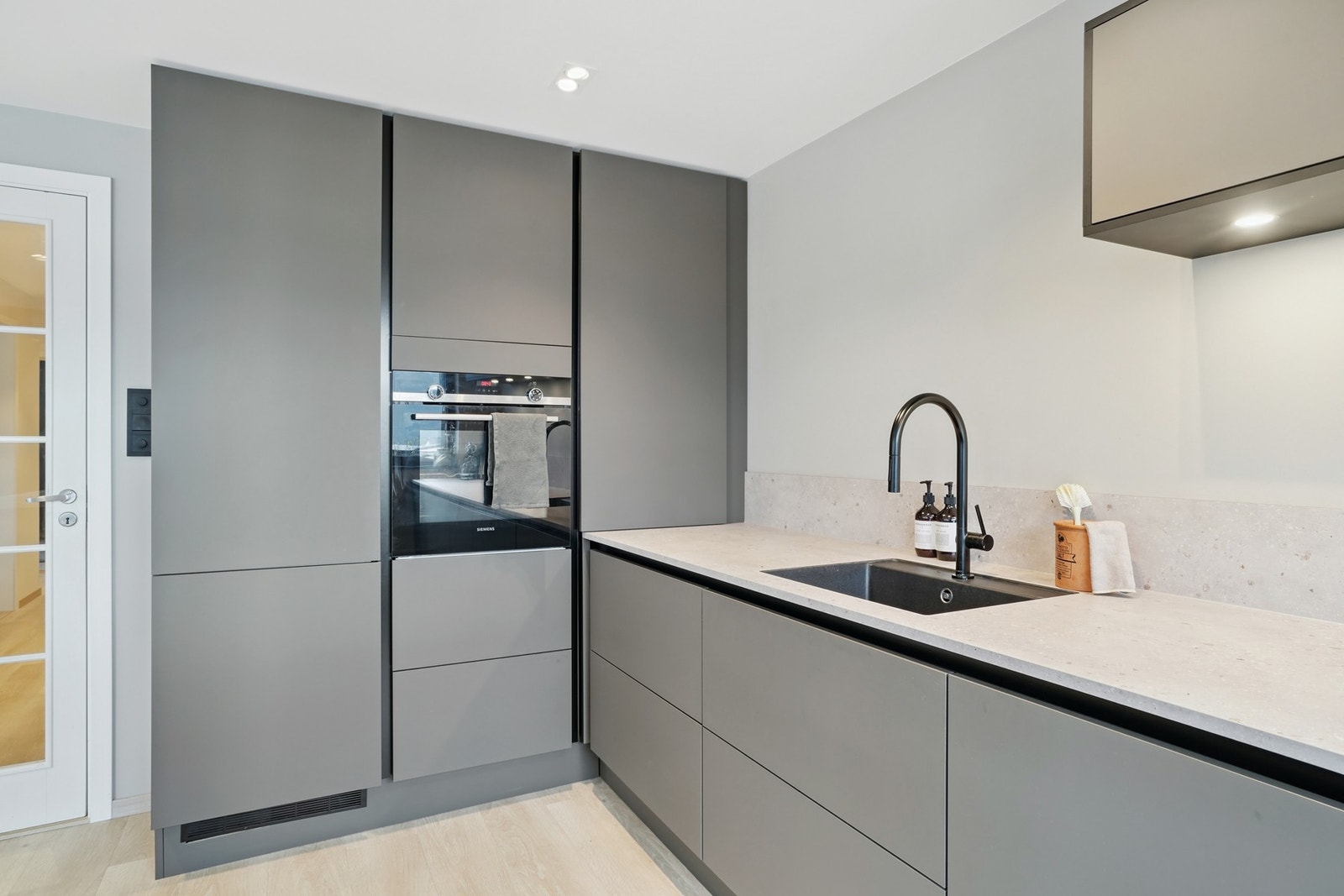 Integrerte hvitevarer som stekeovn, kjøl/fryseskap og oppvaskmaskin - Galleribilde