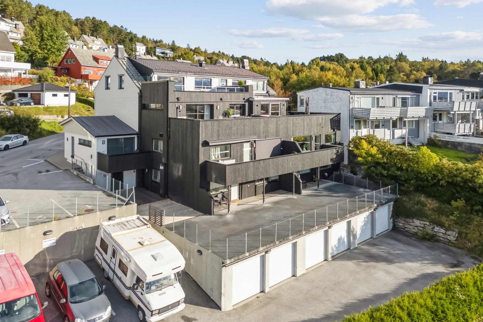 - og med leiligheten følger det også garasjeplass mot syd. Galleribilde