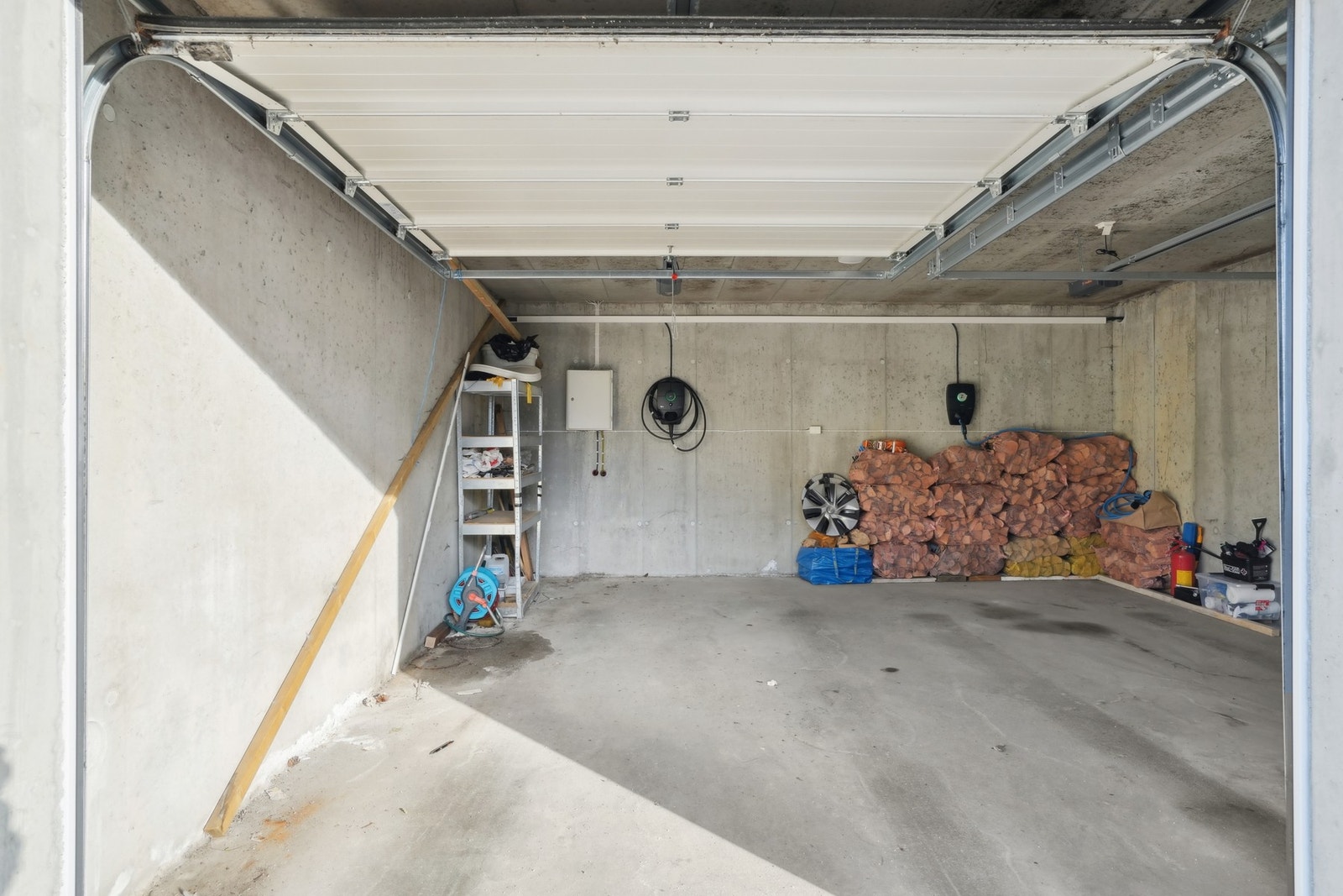 Garasjeplassen har et areal på ca. 16 kvm, og her er det opplagt strøm samt elbil-lader fra Zaptec. Galleribilde