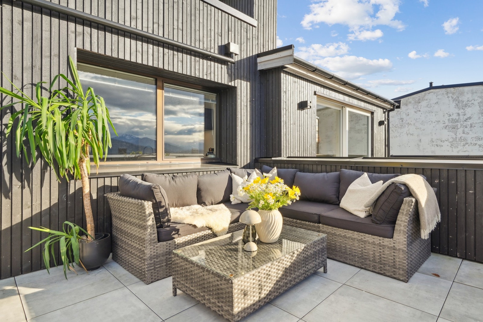 Moderne uteplass med komfortabel lounge og fantastisk utsikt mot fjellene. Galleribilde