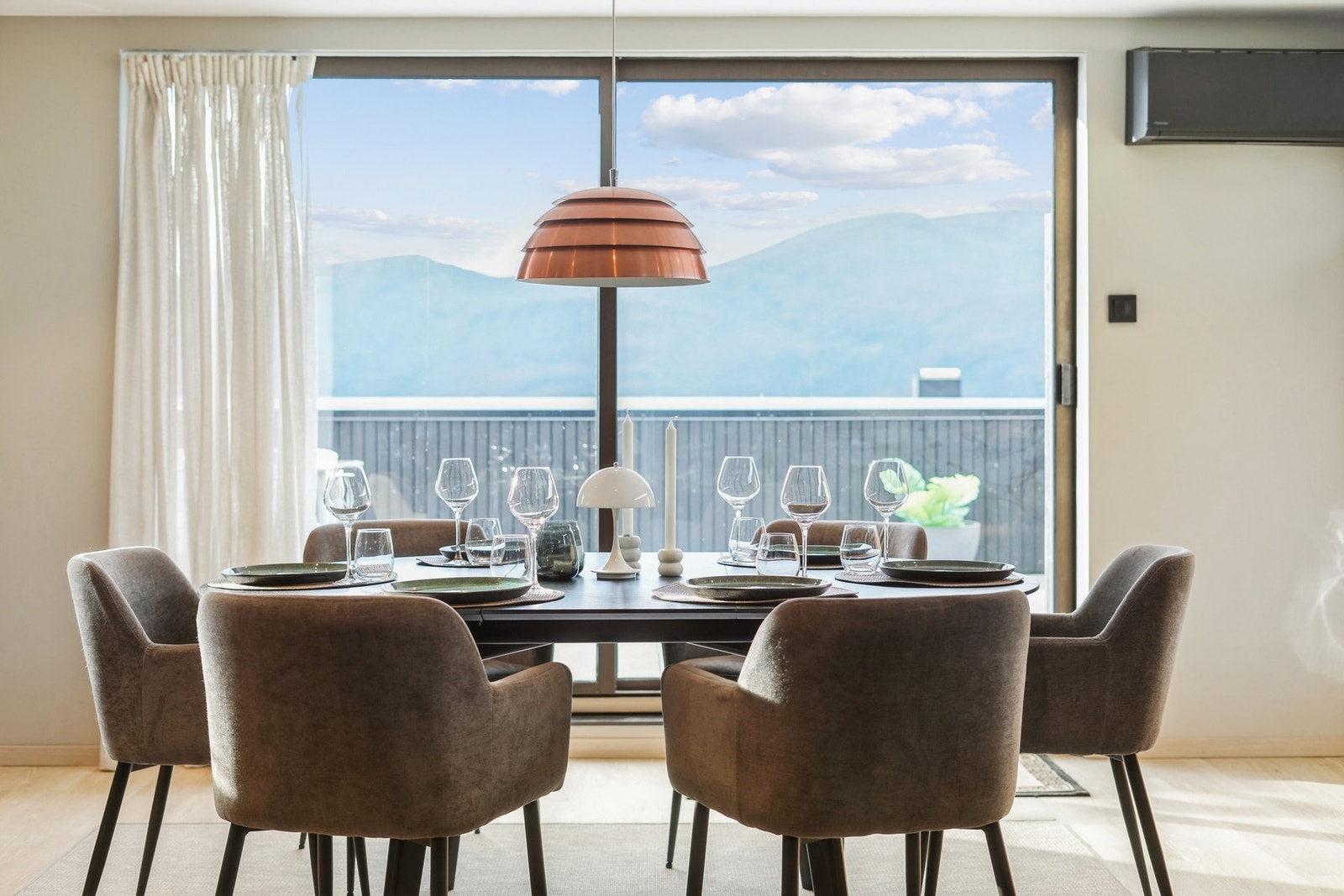 Spisestue med utsikt - her nytes både måltidene og stillheten. Galleribilde